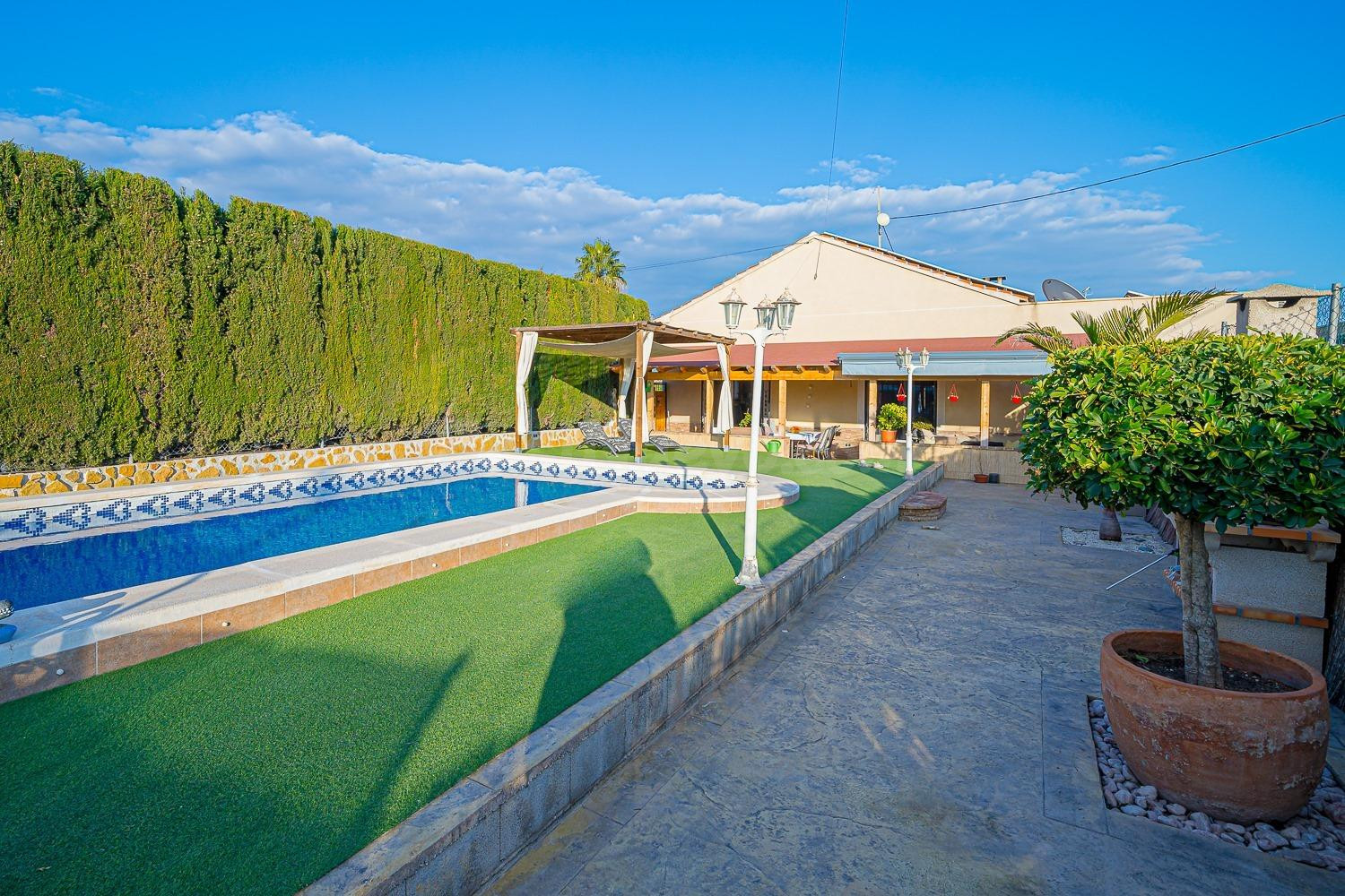 CHALET INDEPENDIENTE DE 5 DORMITORIOS CON PISCINA PRIVADA - ZONA FORMENTERA DEL SEGURA -