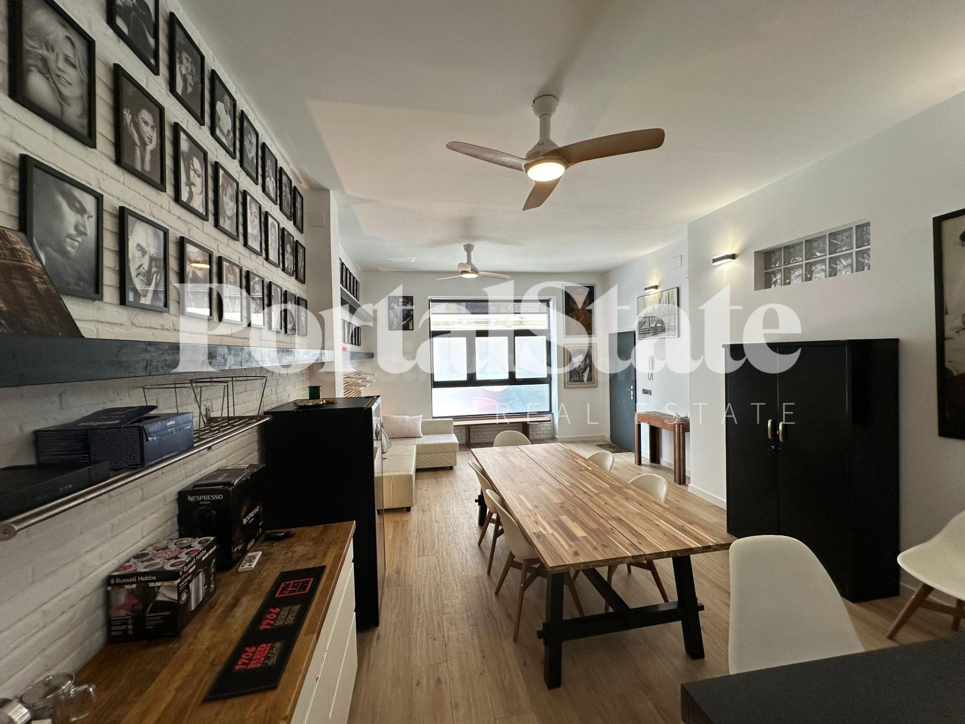 Preciosa vivienda en venta con 2 habitaciones dobles y patio interior.