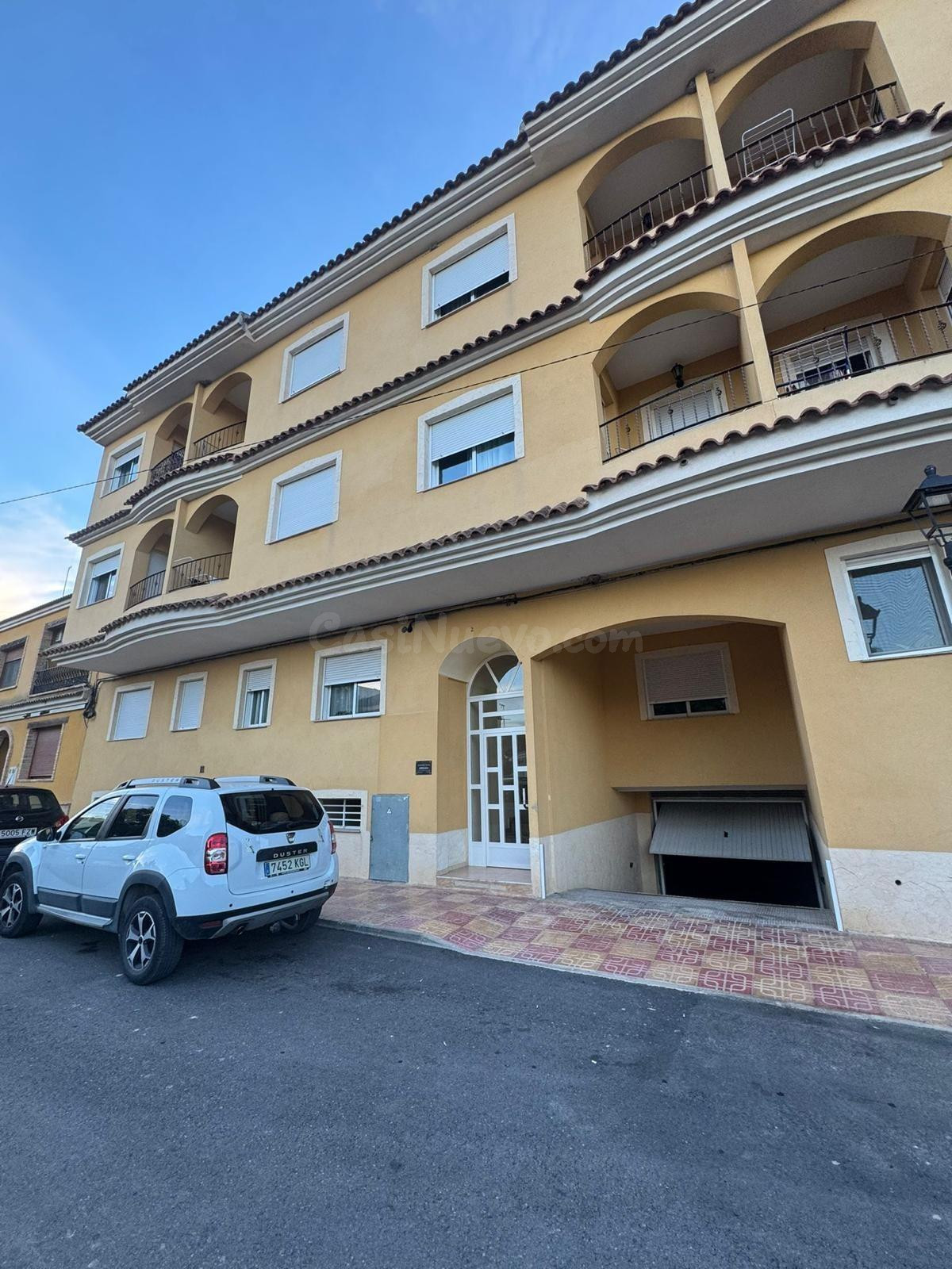 AMPLIO APARTAMENTO DE 3 DORMITORIOS Y 2 BAÑOS, CON GARAJE CERRADO - ZONA JACARILLA -