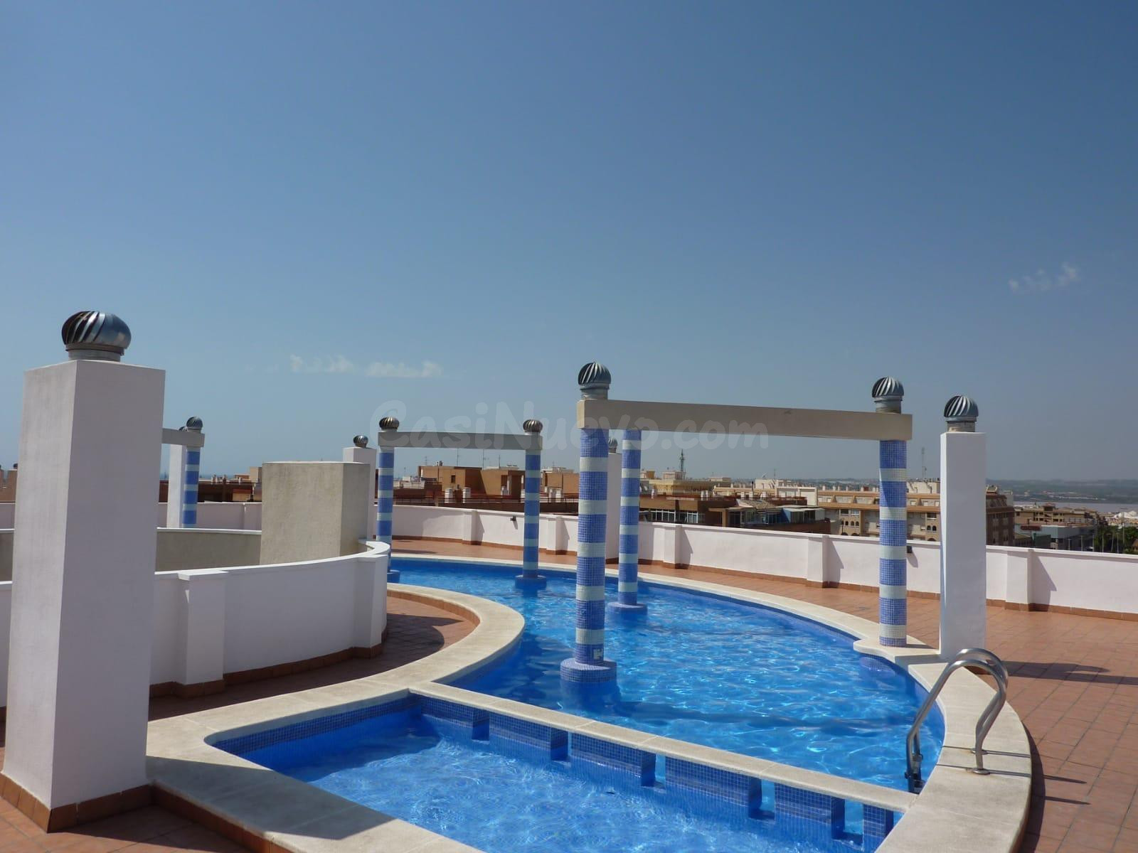 APARTAMENTO DE 2 DORMITORIOS CON SOLÁRIUM PRIVADO Y PISCINA COMUNITARIA - ZONA TORREVIEJA -