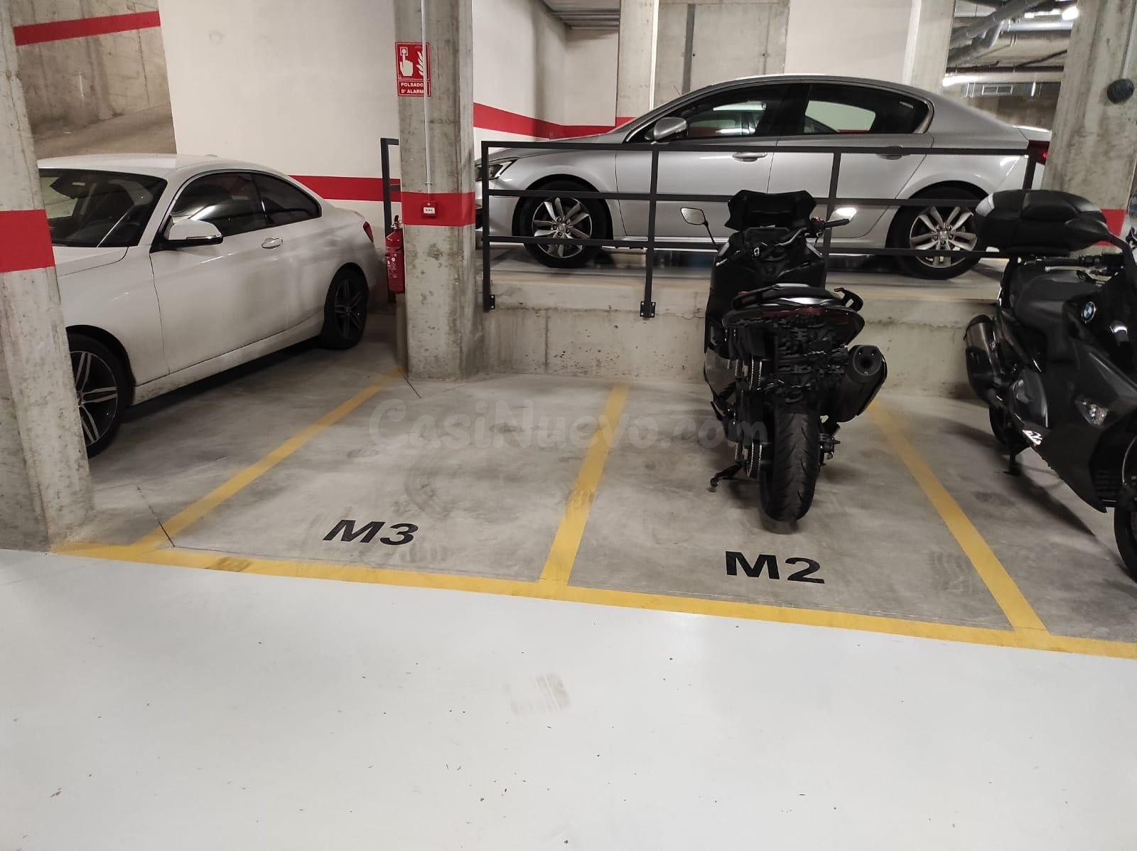 Plaza de aparcamiento para moto, ubicada en pleno centro de Castellar del Vallès