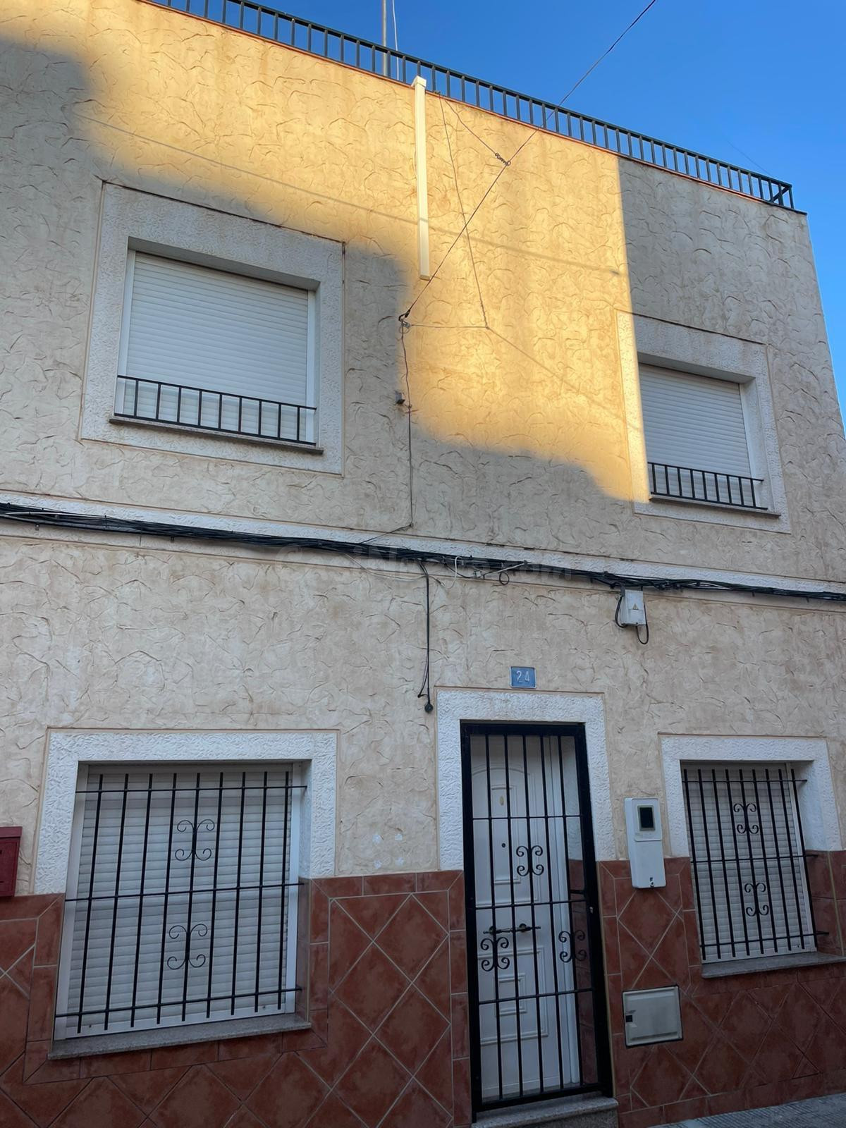 CASA ADOSADA DE 4 DORMITORIOS CON SOLÁRIUM PRIVADO - ZONA ALBATERA -
