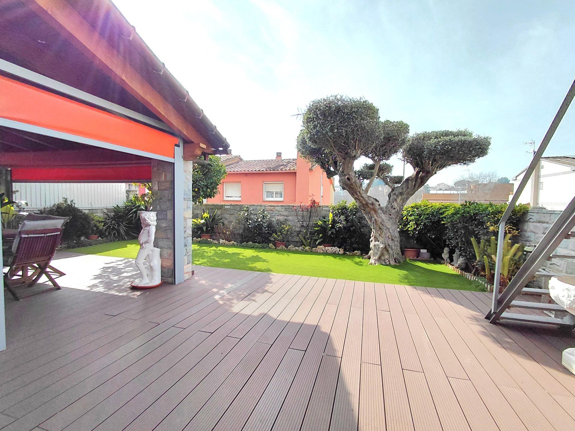ESPECTACULAR CASA ESQUINERA CON JARDÍN