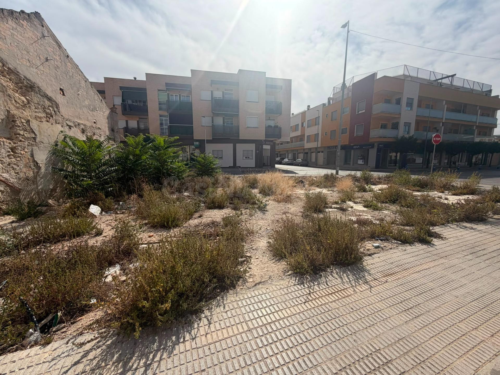 SOLAR EDIFICABLE A 3 CALLES - ZONA BENEJÚZAR -