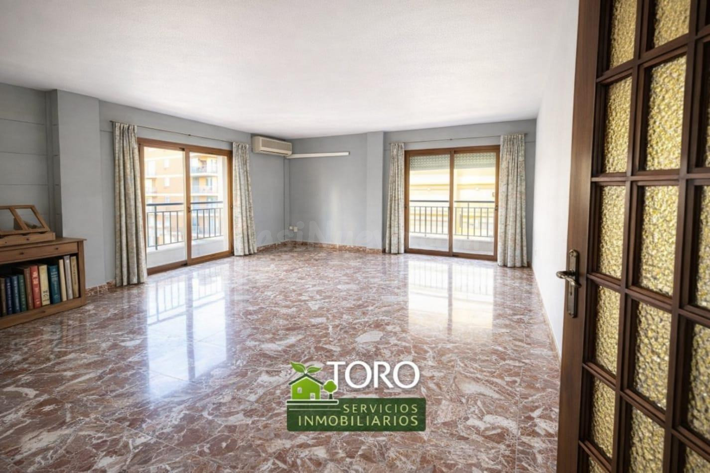 Joya Inmobiliaria en el Corazón de Alicante: Amplitud, Altura y Potencial Ilimitado