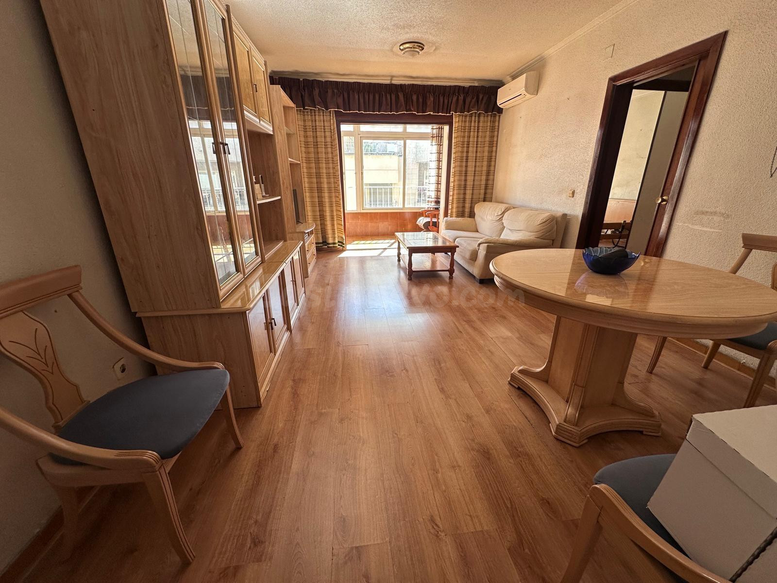 AMPLIO APARTAMENTO DE 4 DORMITORIOS A 500 METROS DEL MAR - ZONA TORREVIEJA -
