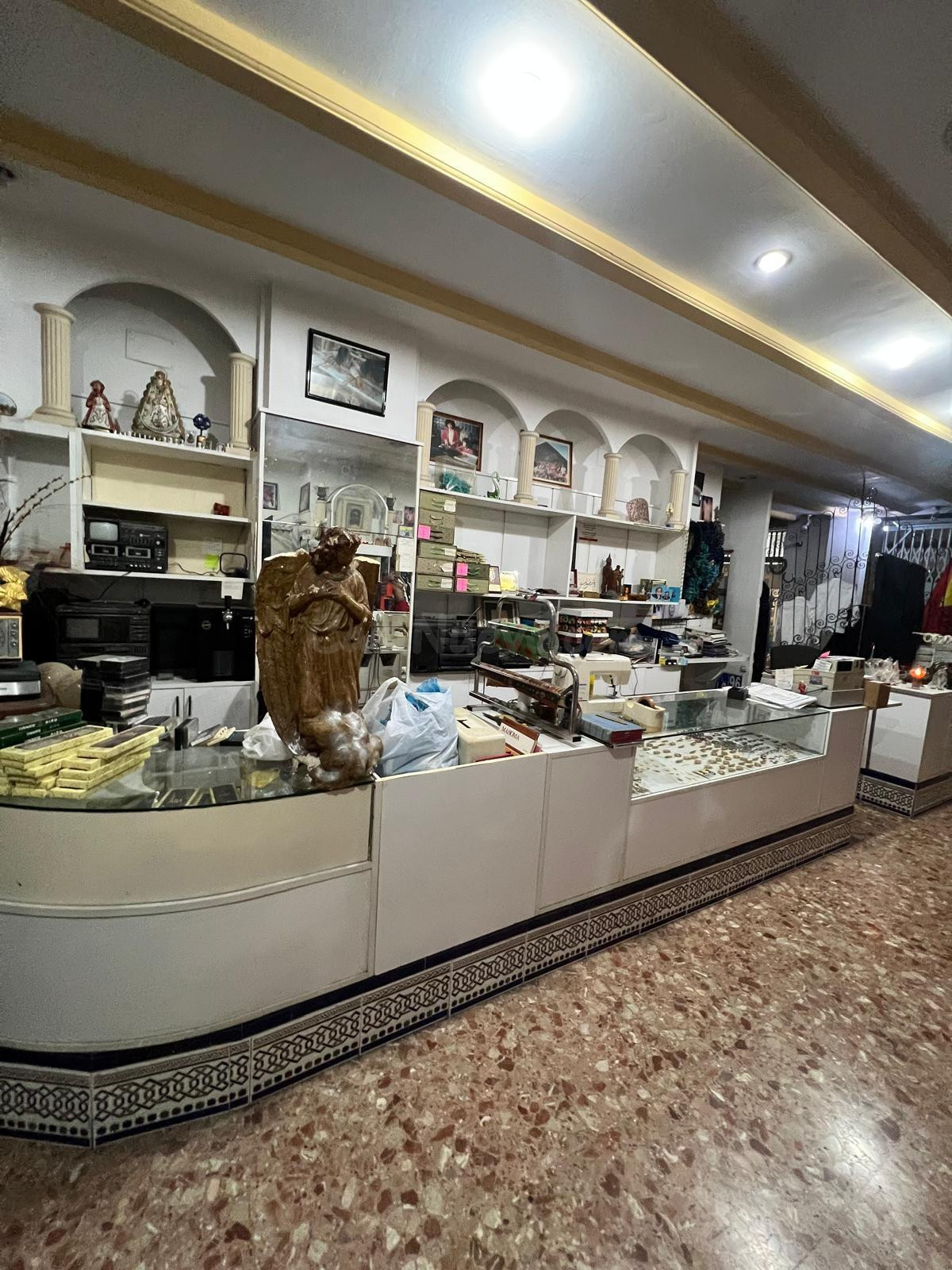 Amplio Local Comercial en el Corazón de Alicante