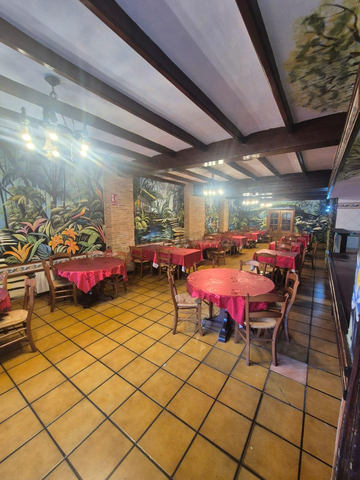 ALQUILER DE EXCELENTE LOCAL COMERCIAL CON ACTIVIDAD RESTAURANTE AMPLIO Y EQUIPADO CON TODO LO NECESARIO PARA TRABAJAR