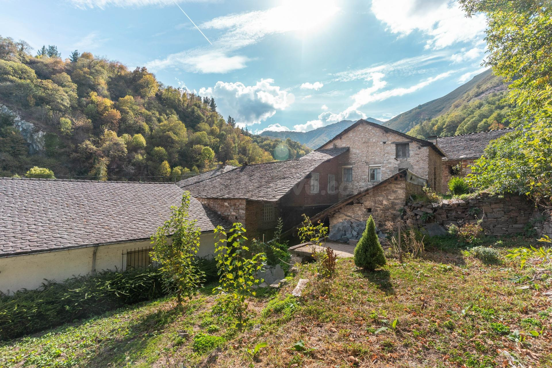¡OPORTUNIDAD ÚNICA EN CANGAS DEL NARCEA: Invierte, Habita o Escápate al Corazón de la Naturaleza!