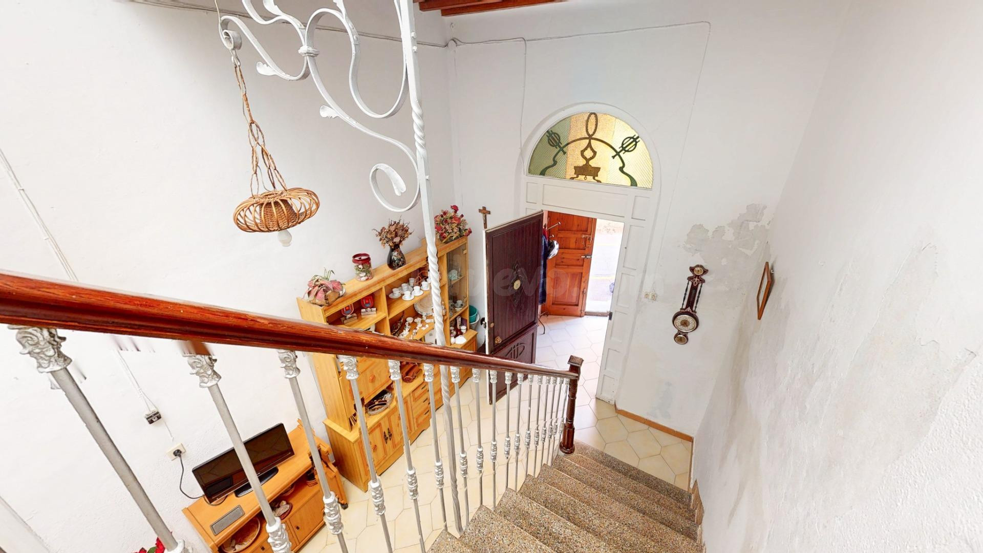 Amplia Casa en el Corazón de Pechina con Azotea y Excelente  - foto 2