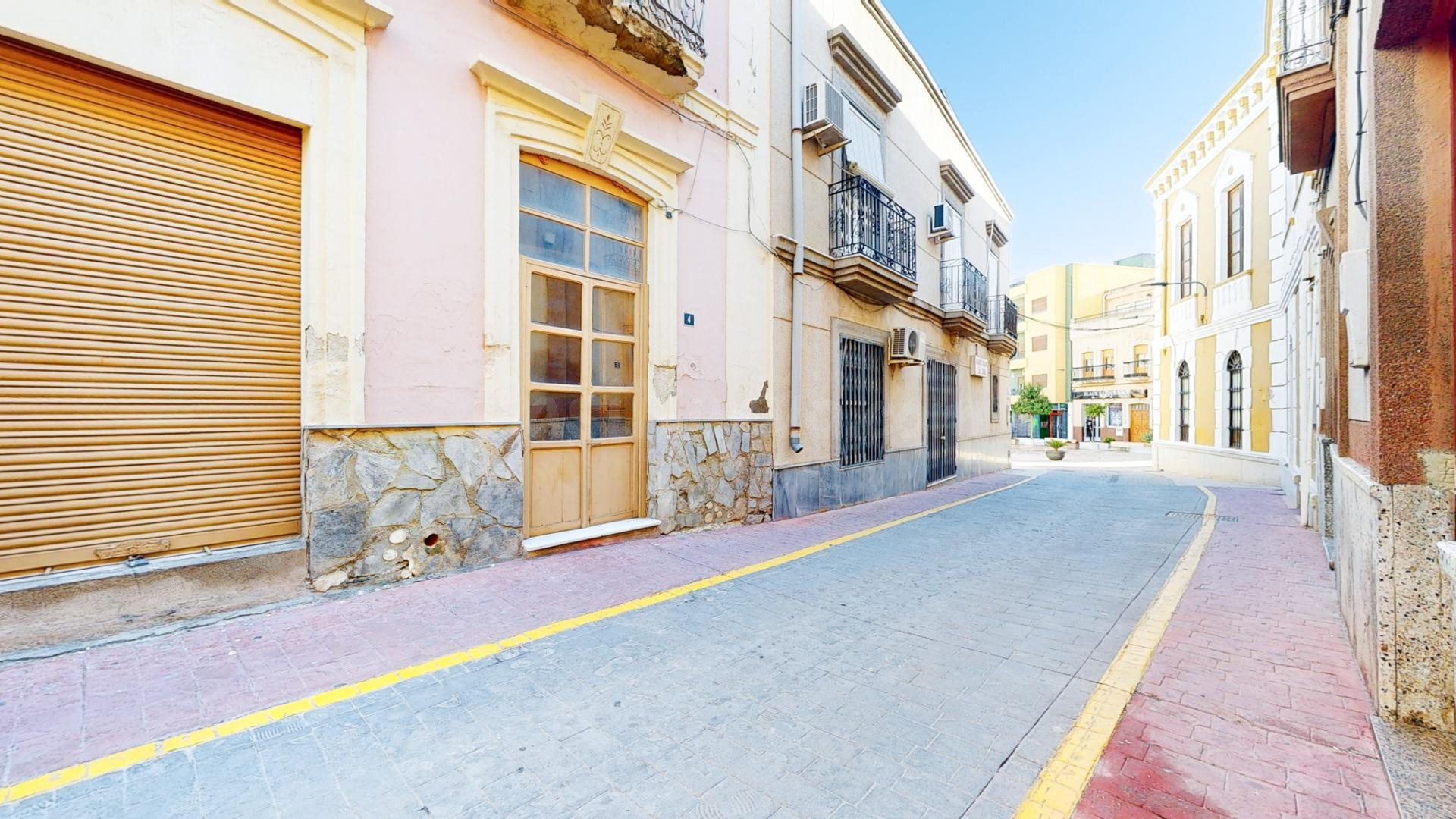 Amplia Casa en el Corazón de Pechina con Azotea y Excelente  - foto 4