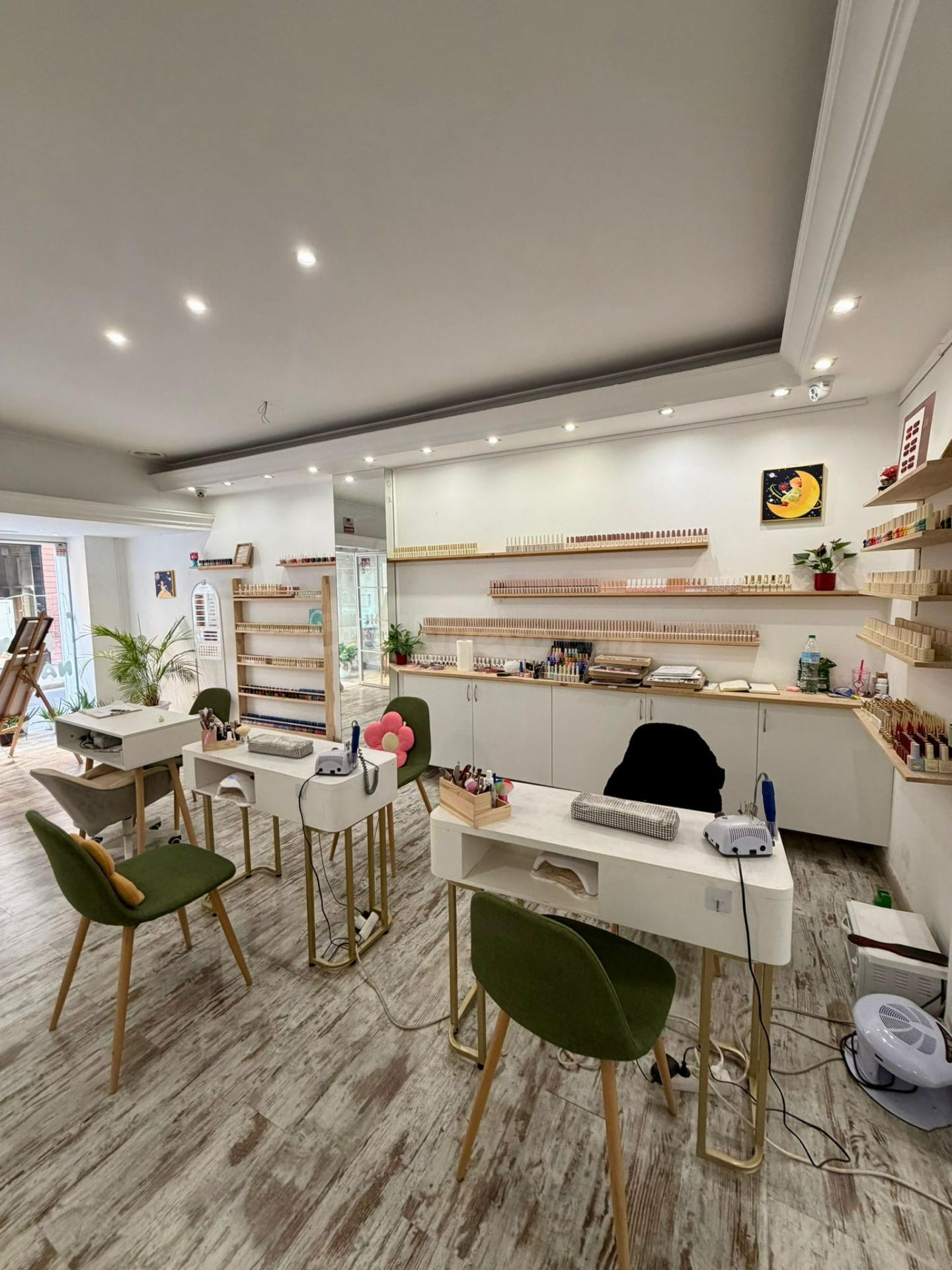 TRASPASO DE EXCELENTE LOCAL COMERCIAL CON ACTIVIDAD CENTRO DE UÑAS ZONA CENTRO DE ALICANTE