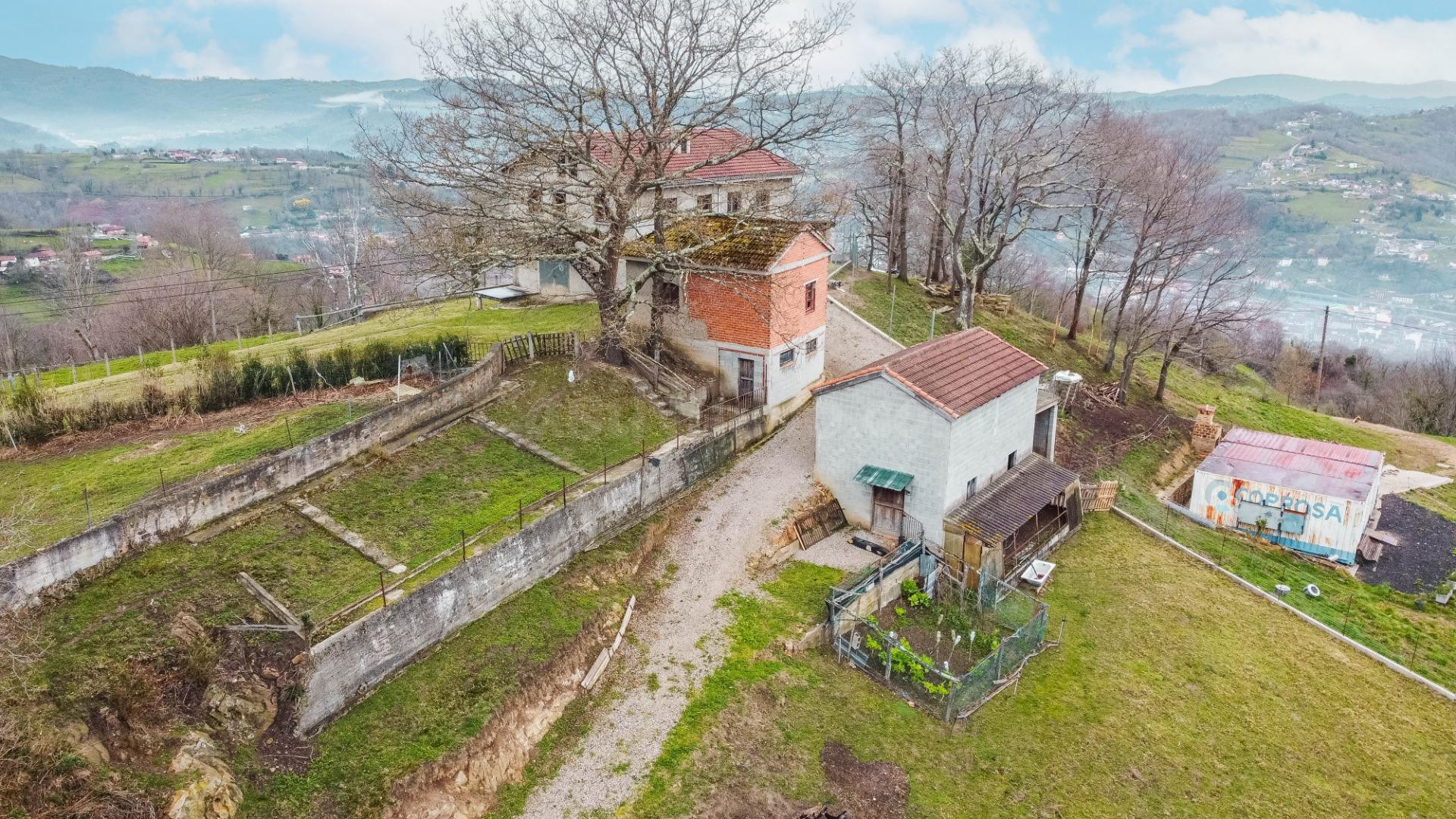 Finca con edificaciones y gran potencial en Carbayedo – Sama de Langreo