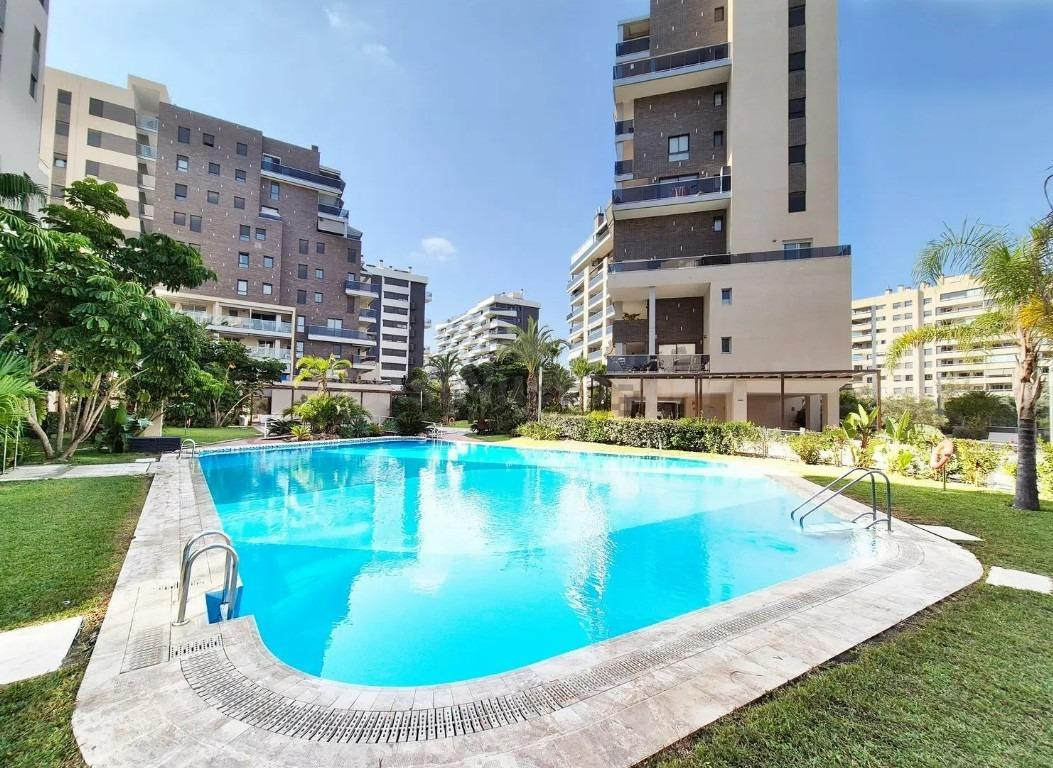 VENTA DE MAGNIFICA VIVIENDA EN URBANIZACIÓN DE LUJO ZONA PAU V