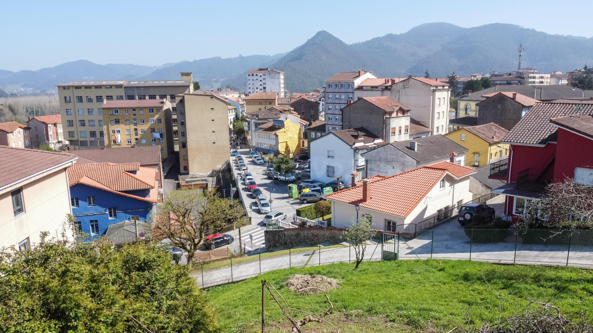 Única y exclusiva: La última gran parcela urbana en el centro de Pravia con vistas despejadas.