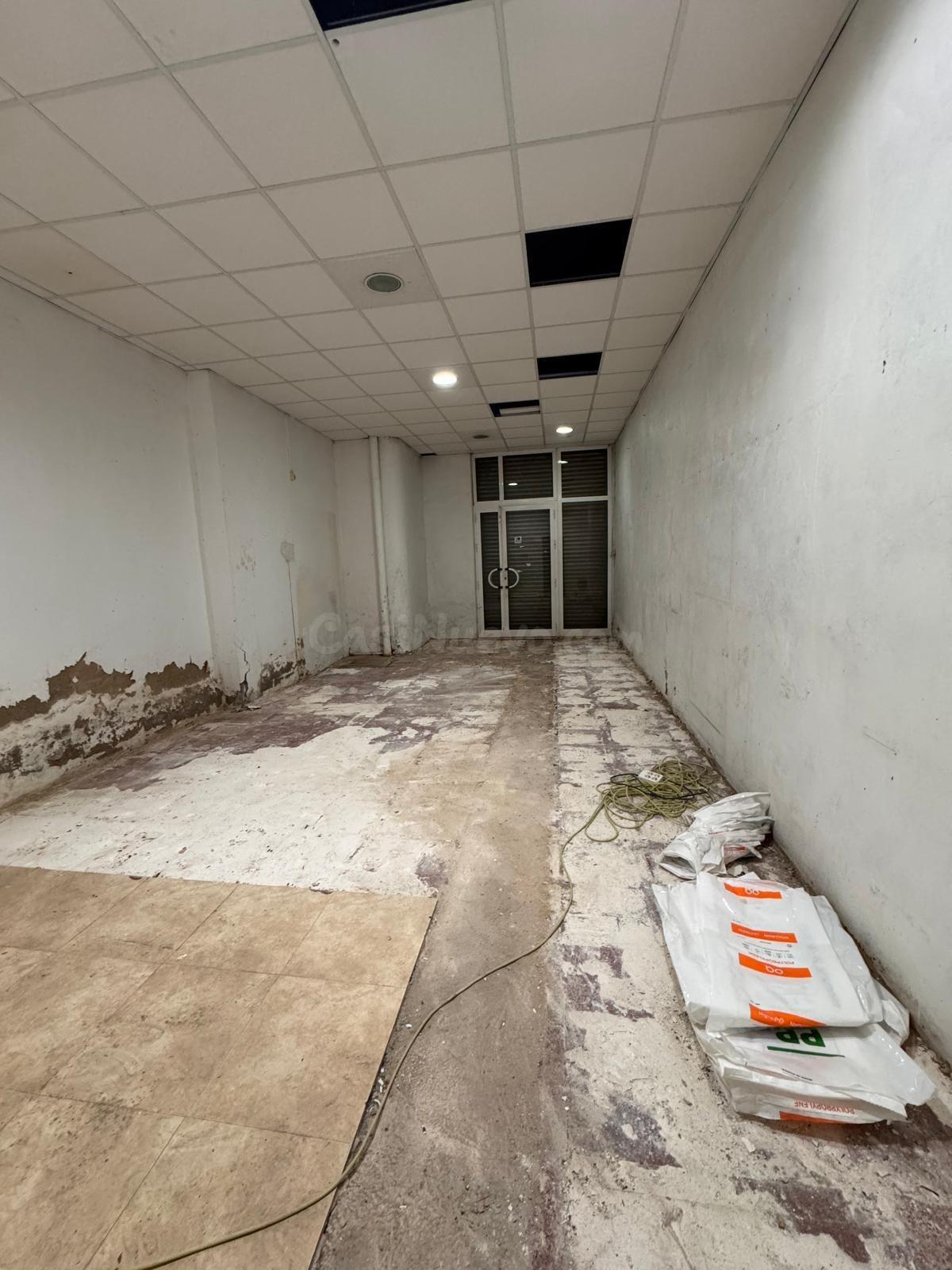 VENTA DE GRAN LOCAL COMERCIAL PARA REFORMAR CON VADO PERMANENTE PARA 4 COCHES Y SALIDA DE HUMOS