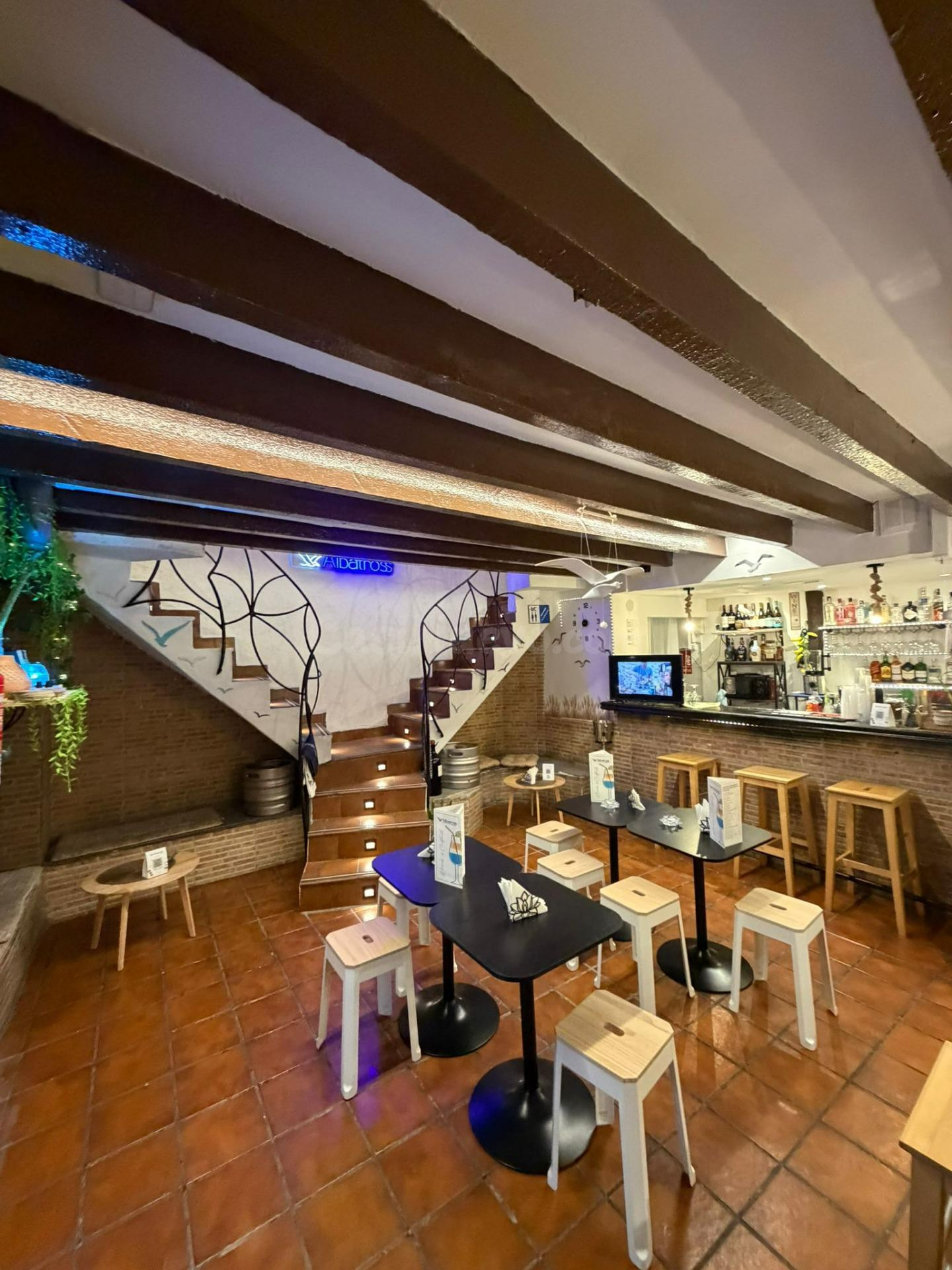 TRASPASO DE LOCAL COMERCIAL CON LICENCIA DE CAFETERIA Y PUB ZONA CASCO ANTIGÜO