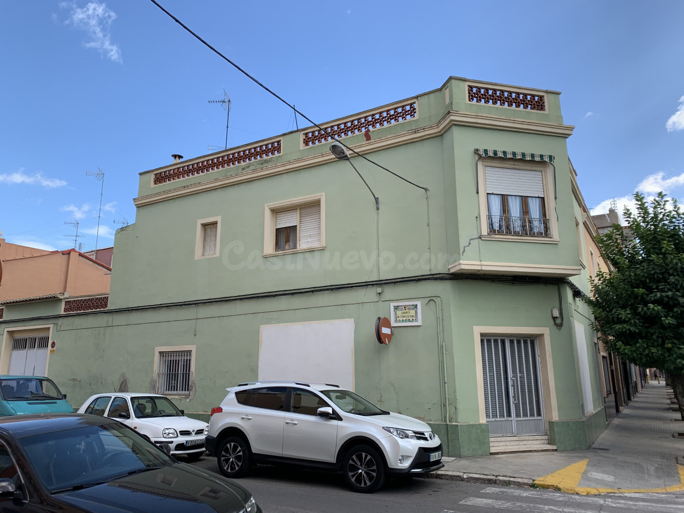 Casa chaflán con muchas posibilidades en venta en Carcaixent.