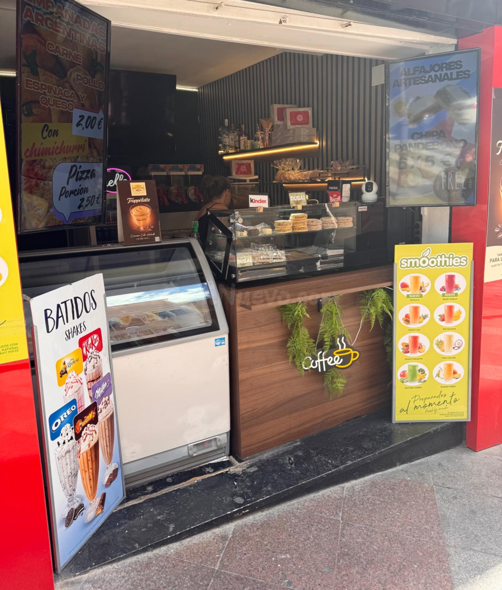 SE TRASPASA EXCELENTE LOCAL COMERCIAL ZONA CENTRO DE ALICANTE CON ACTIVIDAD HELADERIA / TAKE A WAY