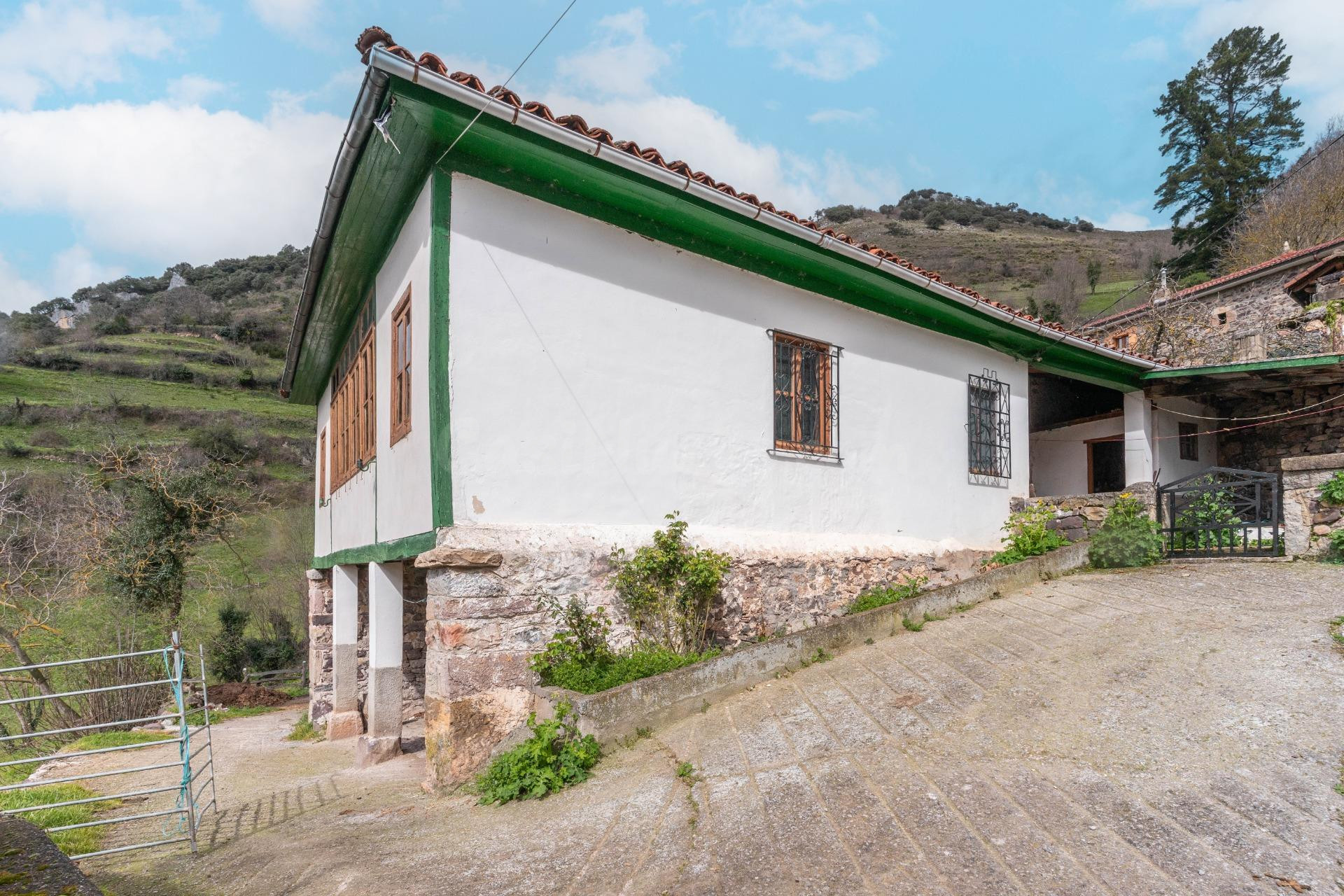 CASA CON TERRENO EN VENTA EN CLAVILLAS (SOMIEDO)