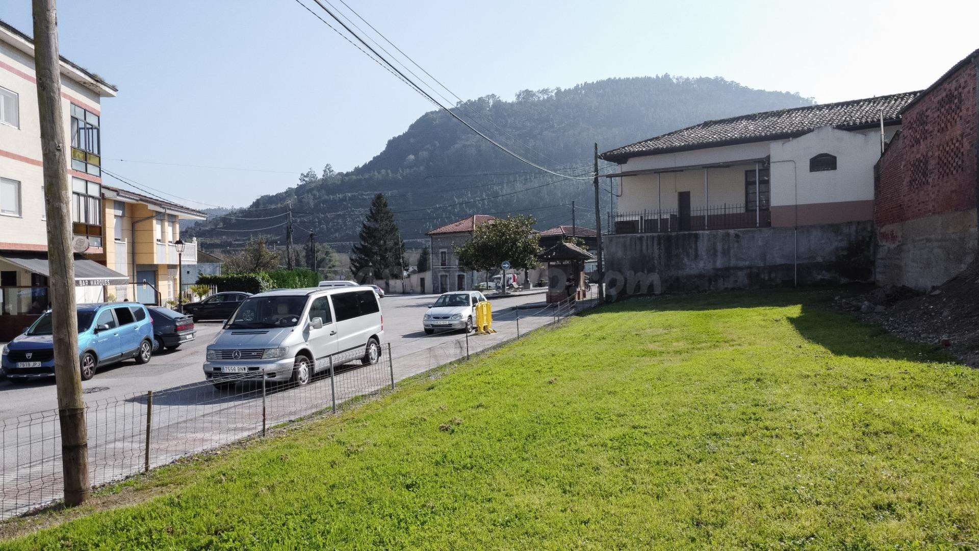 Magnífico solar para una casa a medida con jardín en el corazón de Agones. Naturaleza a un paso de Pravia.