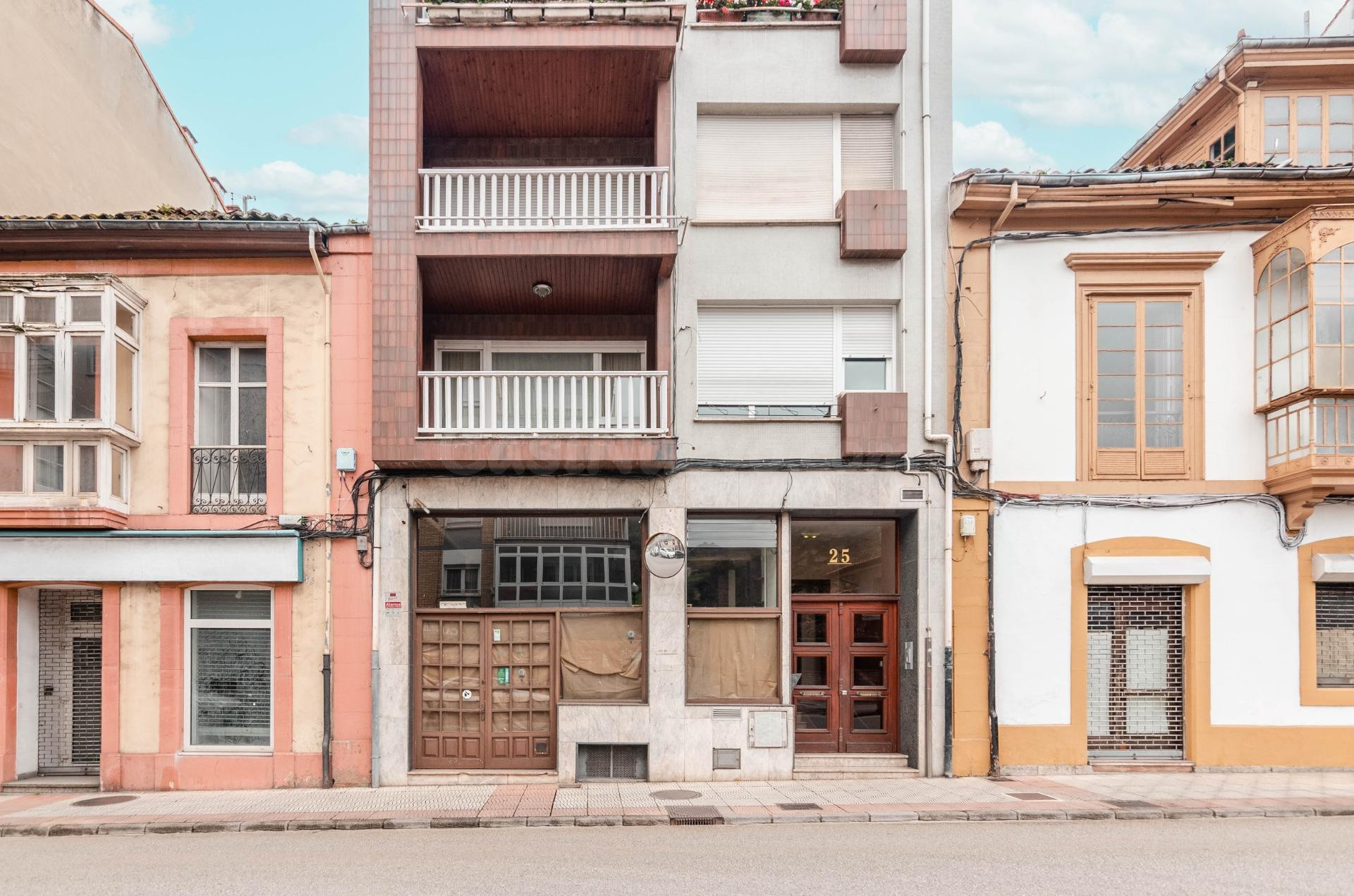 Amplio local en el corazón de Villaviciosa, junto al Ayuntamiento