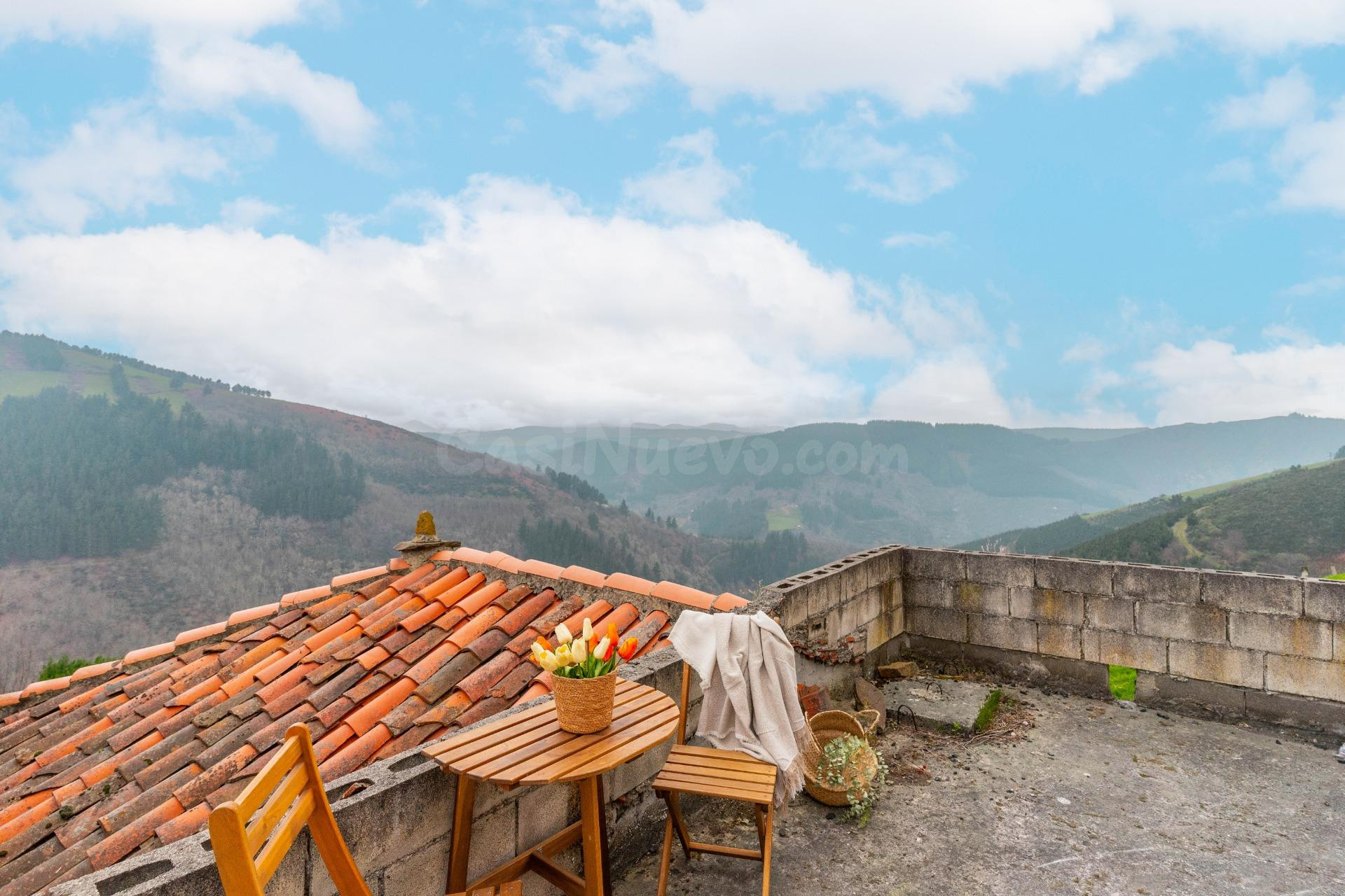 Refugio natural en Cangas del Narcea: Dos casas, terreno y vistas espectaculares.