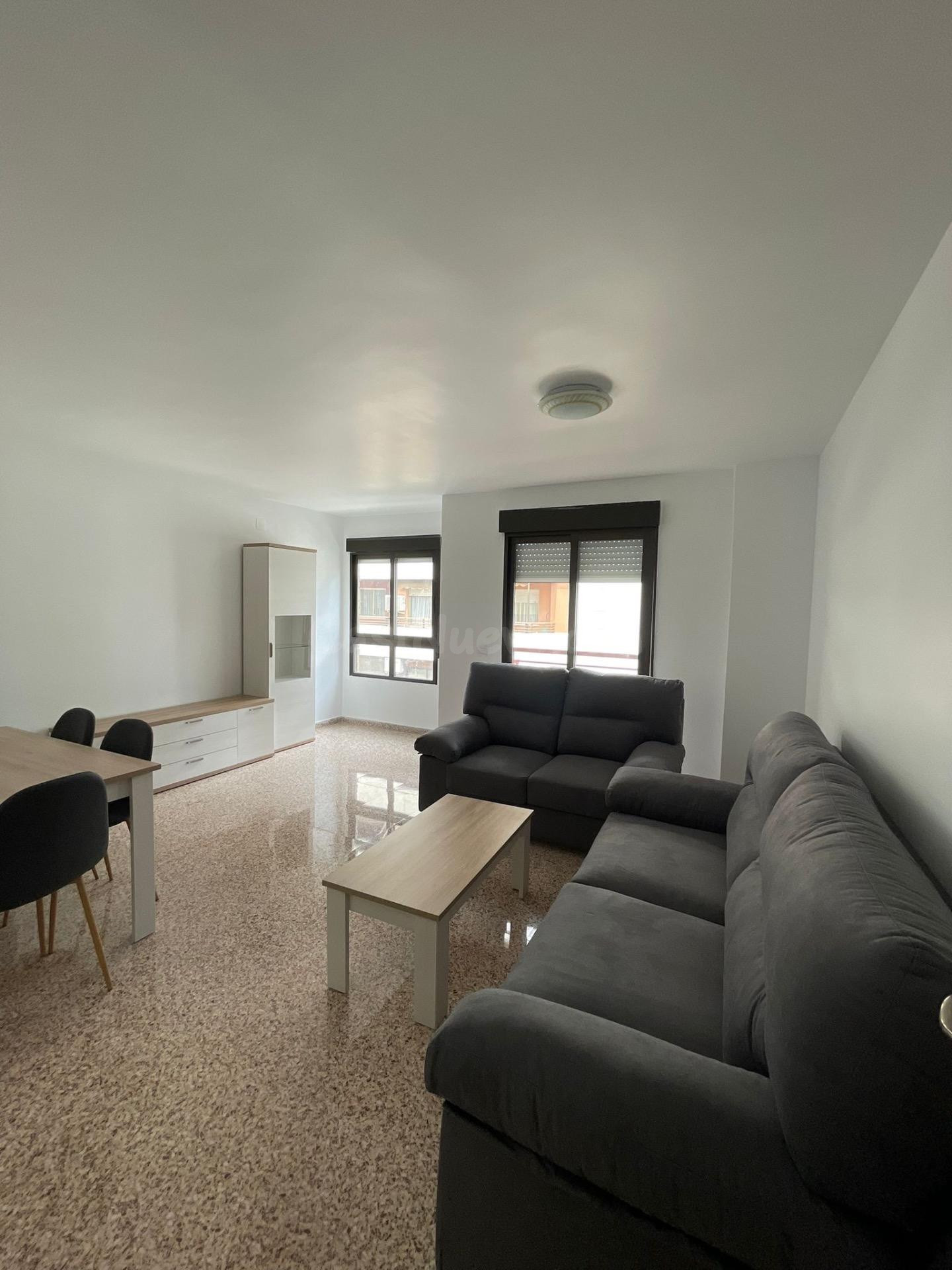ALQUILER DE EXCELENTE Y AMPLÍA VIVIENDA ZONA CENTRO DE ALICANTE CON PLAZA DE GARAJE PARA ENTRAR EN OCTUBRE