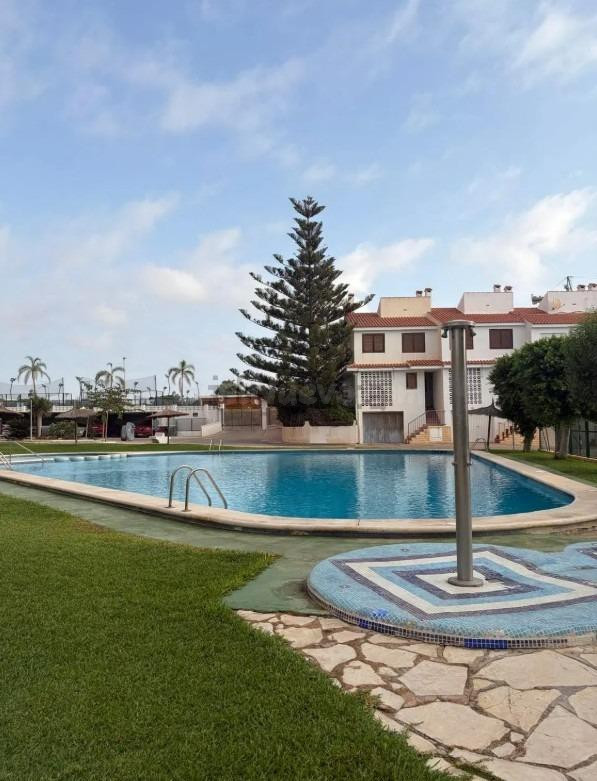 ALQUILER DE EXCELENTE CHALET ADOSADO CON VISTAS AL MAR ZONA PLAYA DE MUCHAVISTA
