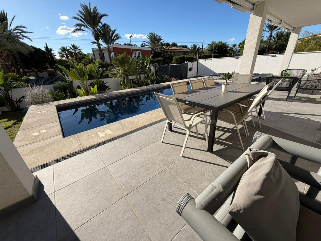 CHALET DE DISEÑO MODERNO 2022 EN PARCELA DE 600 M2 CON PISCINA, 5 SUITES Y GARAJE PARA 4 COCHES