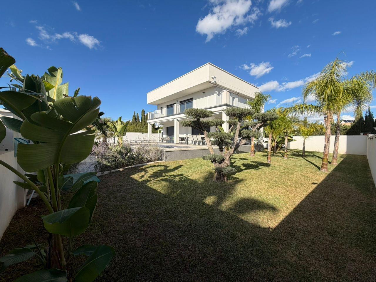 ESPECTACULAR CHALET MODERNO EN PARCELA DE 600 M2 EN LA FONT