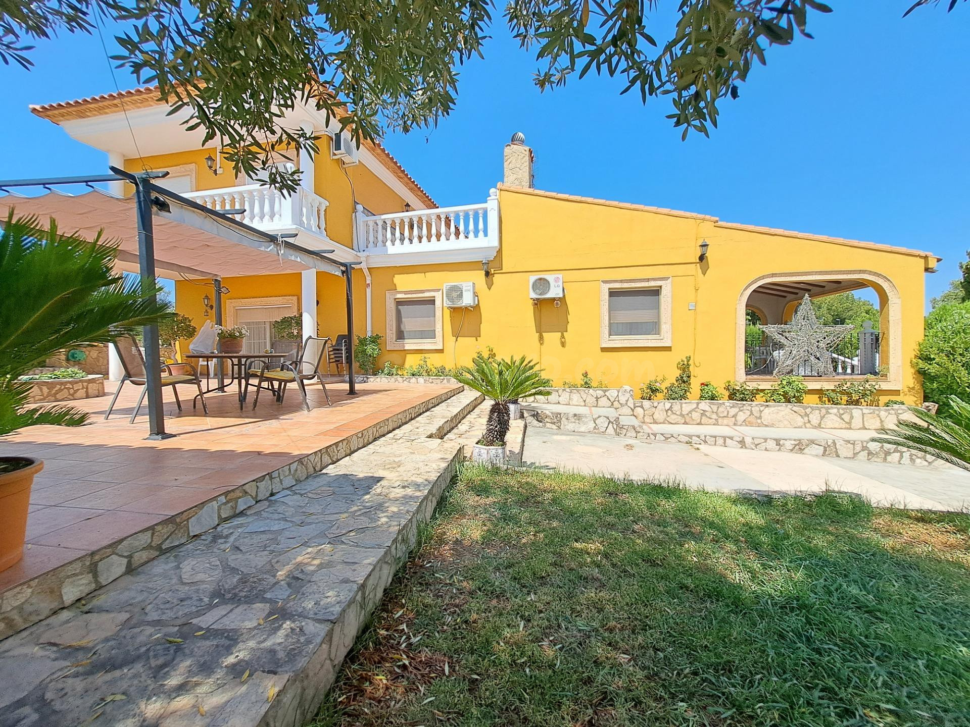 EXCLUSIVO CHALET EN VENTA EN URBANIZACION (ALBERIC)