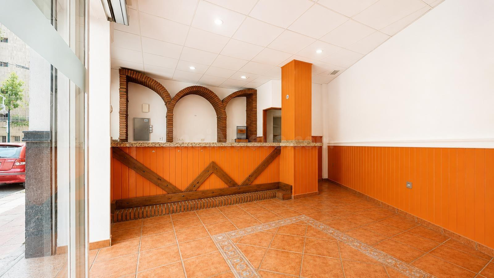 Local Comercial en Almedina - Oportunidad para Emprendedores