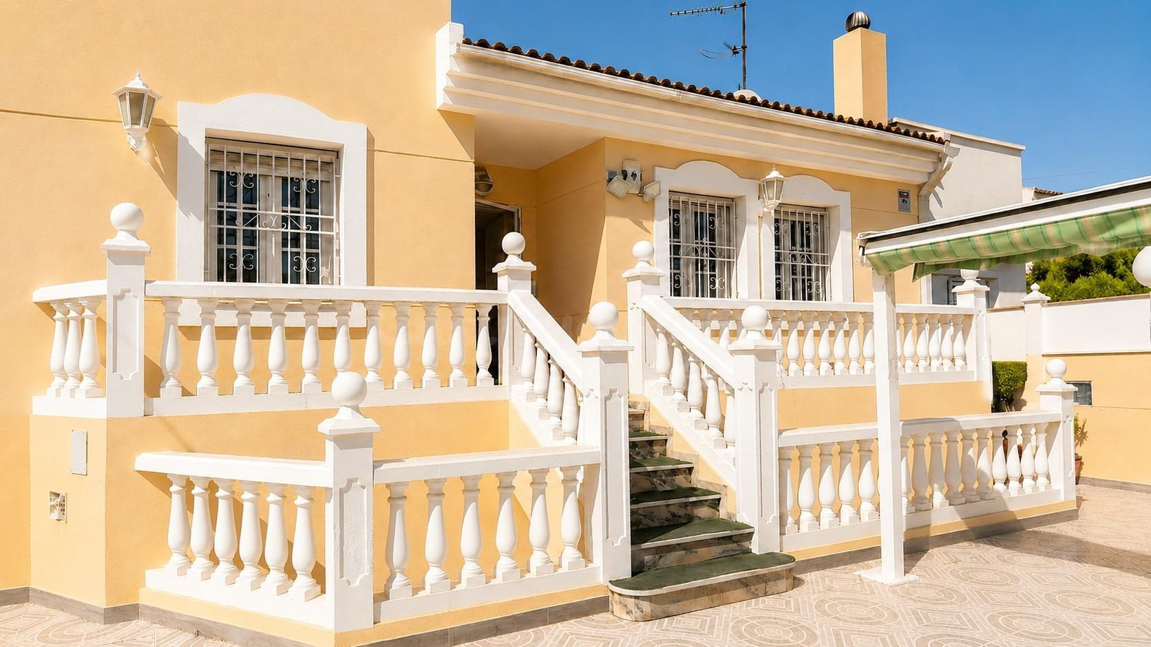 Espléndido Chalet en Retamar, Almería - Oportunidad Única por €459.000