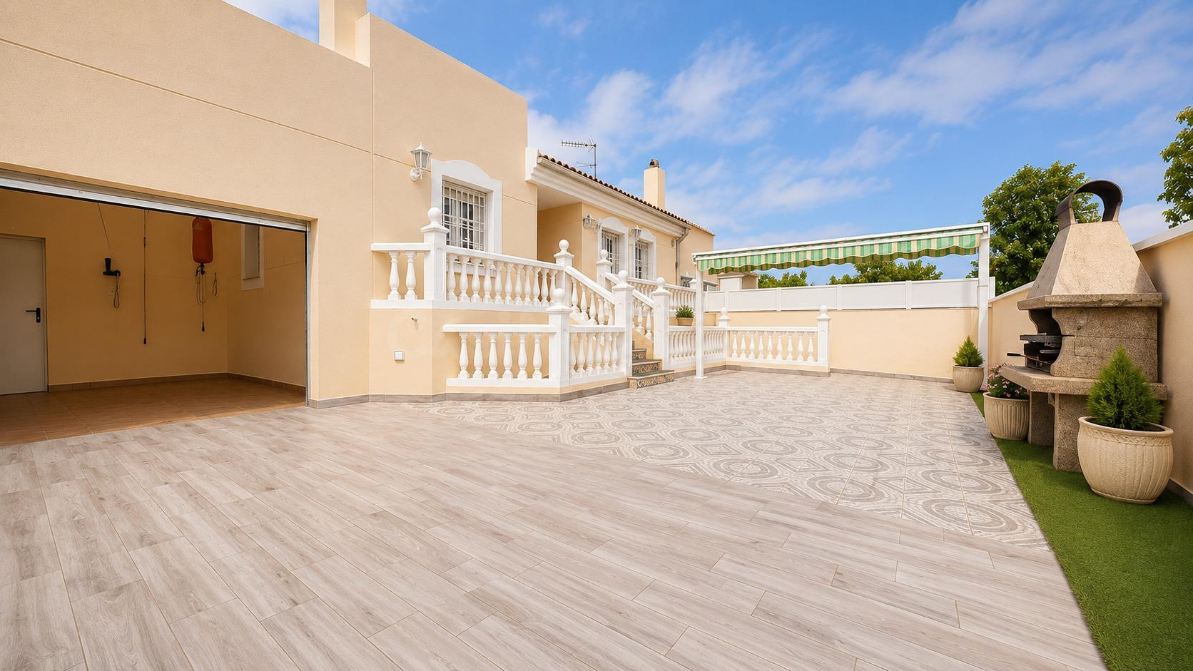 Espléndido Chalet en Retamar, Almería - Oportunidad Única po - foto 3