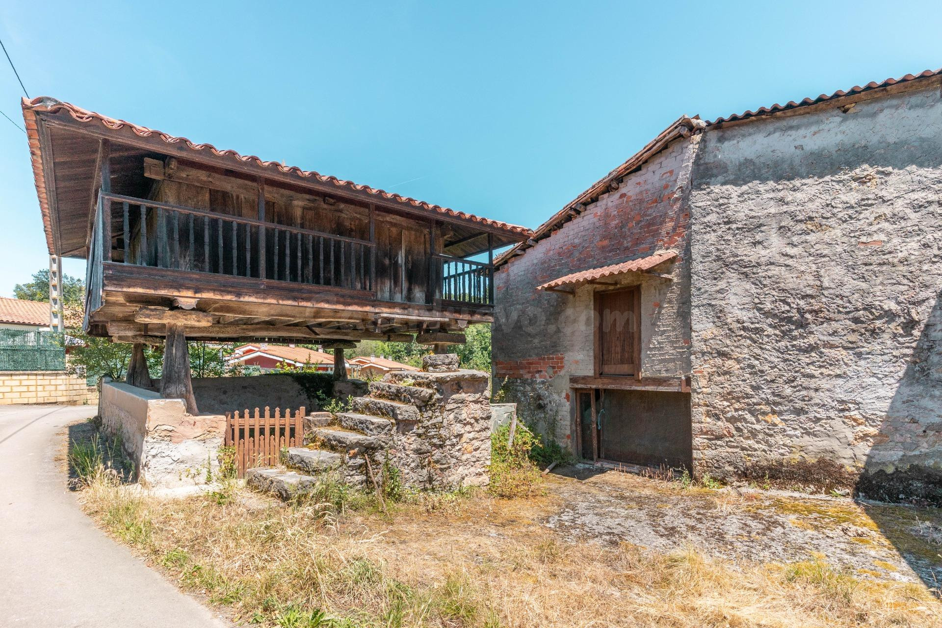 Casa y horreo en Santullano, Las Regueras