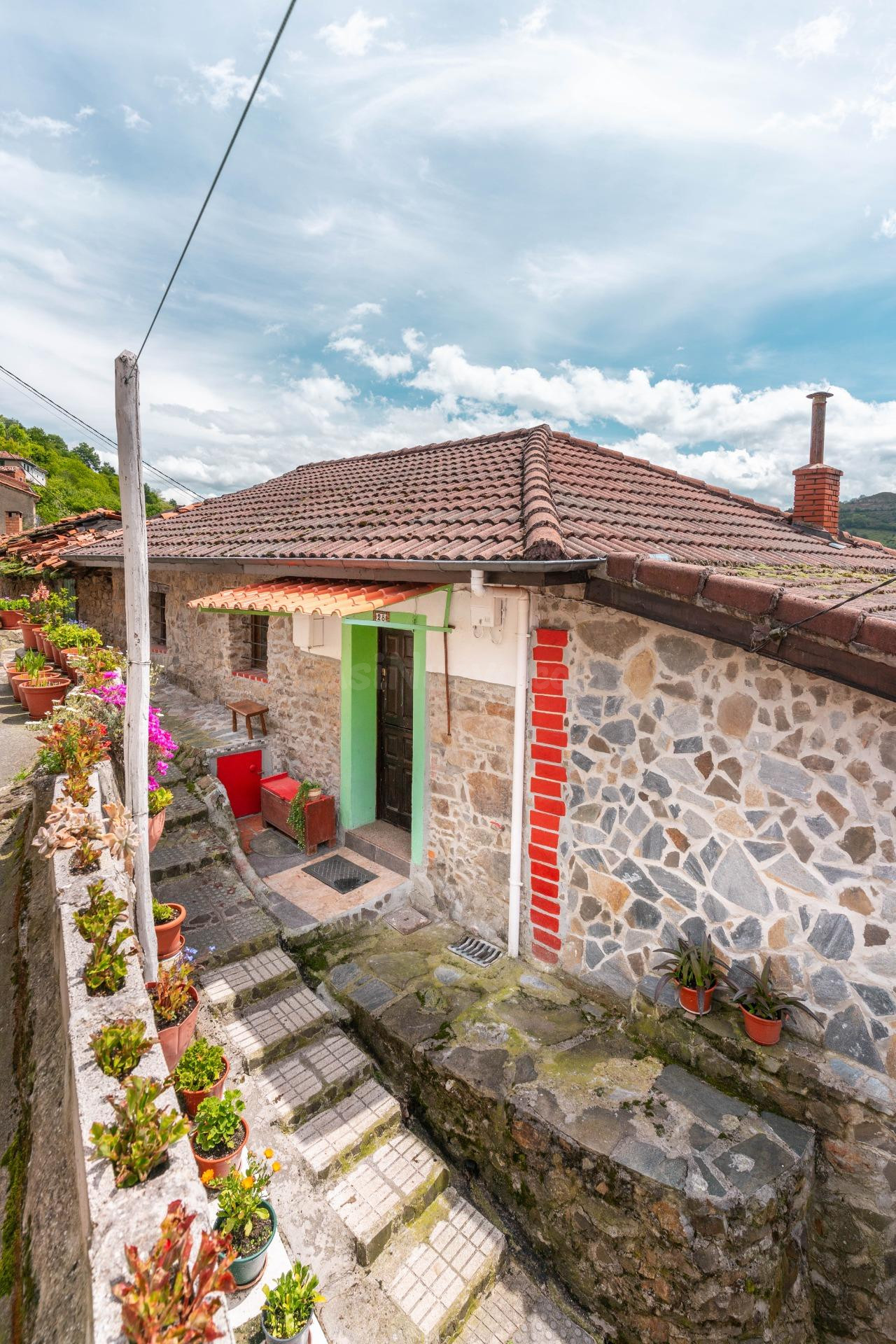 CASA DE PIEDRA  3 hab y 2 baños, TEJADO NUEVO Y FINCA EDIFICABLE EN EL MERUXAL (LAVIANA)