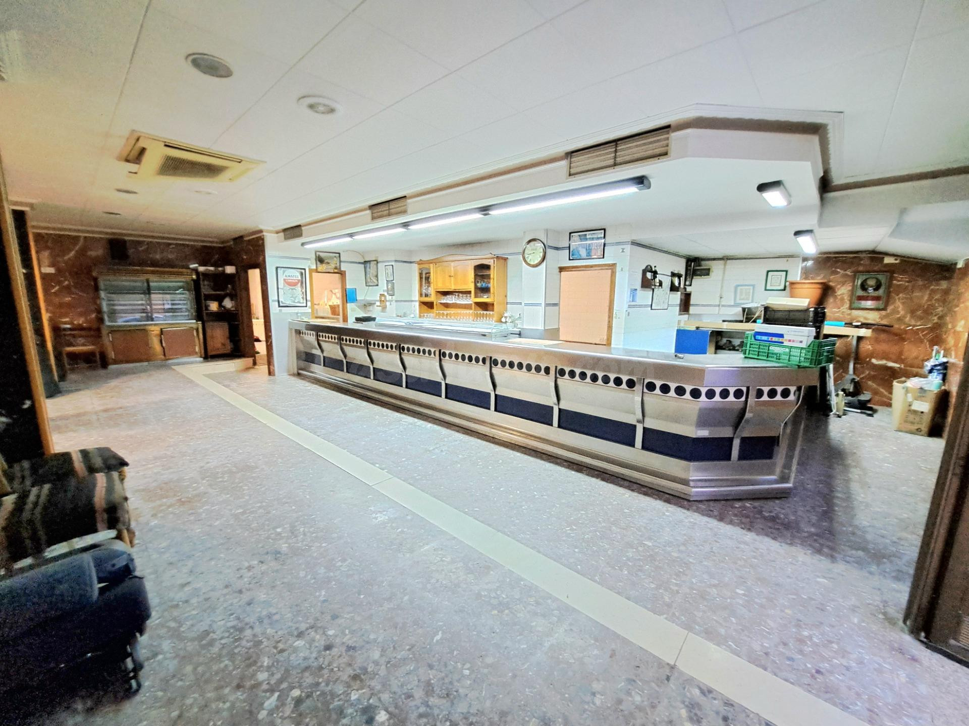 Se vende amplio local comercial de 222 m2 con posibilidad de convertirlo en vivienda y garaje