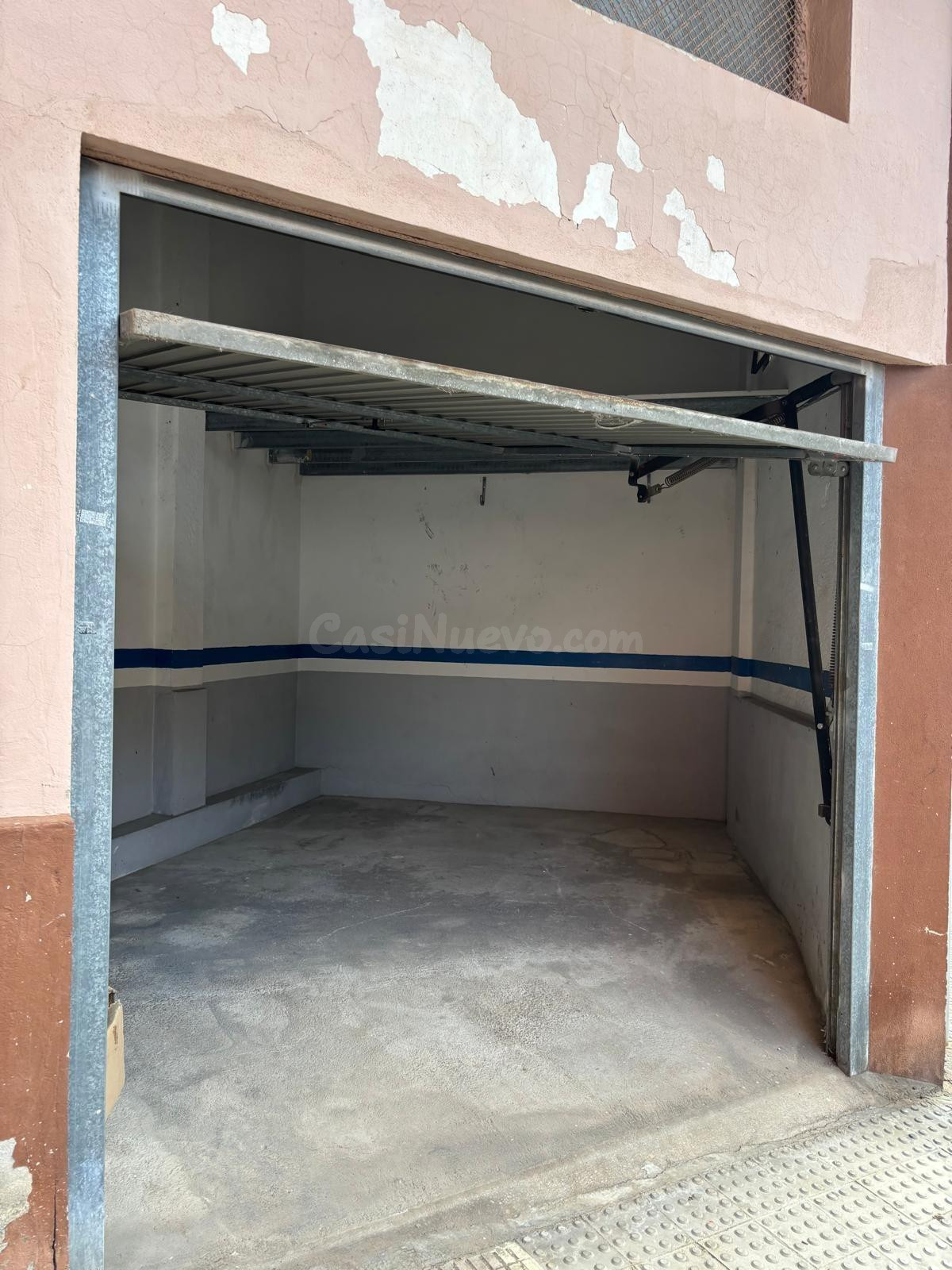 Garaje cerrado independiente a nivel de calle - Carcaixent, zona estación de tren