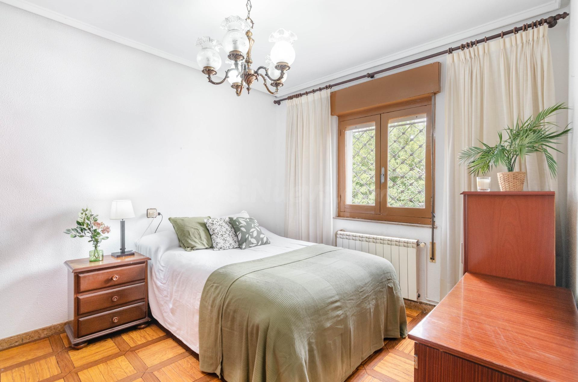 Casa con finca de 440 m2 y almacén en Caces, junto al río Nalón y a 15 min del Oviedo