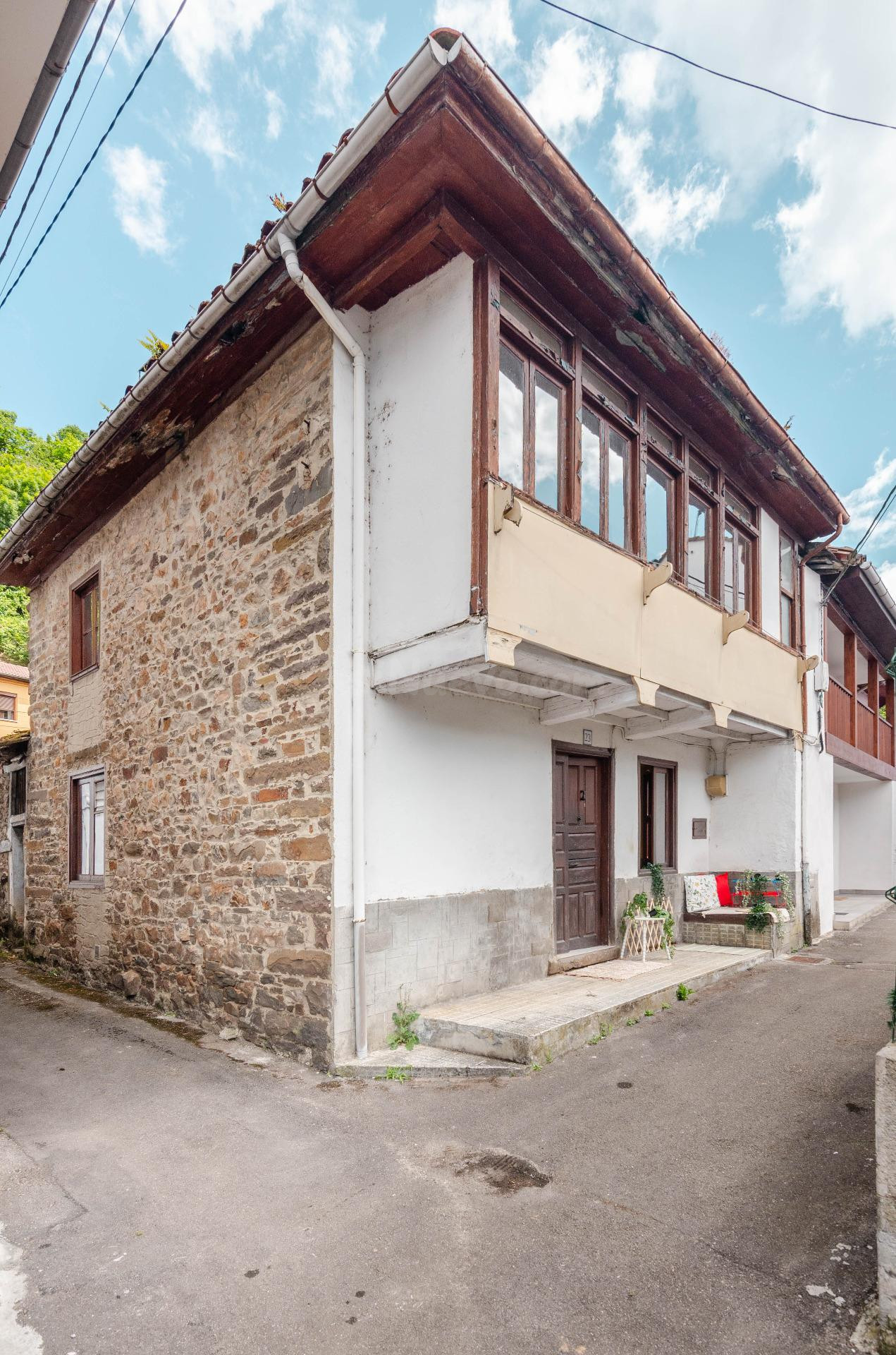 Casa  asturiana adosada para reformar en Enfistiella, Nembra.