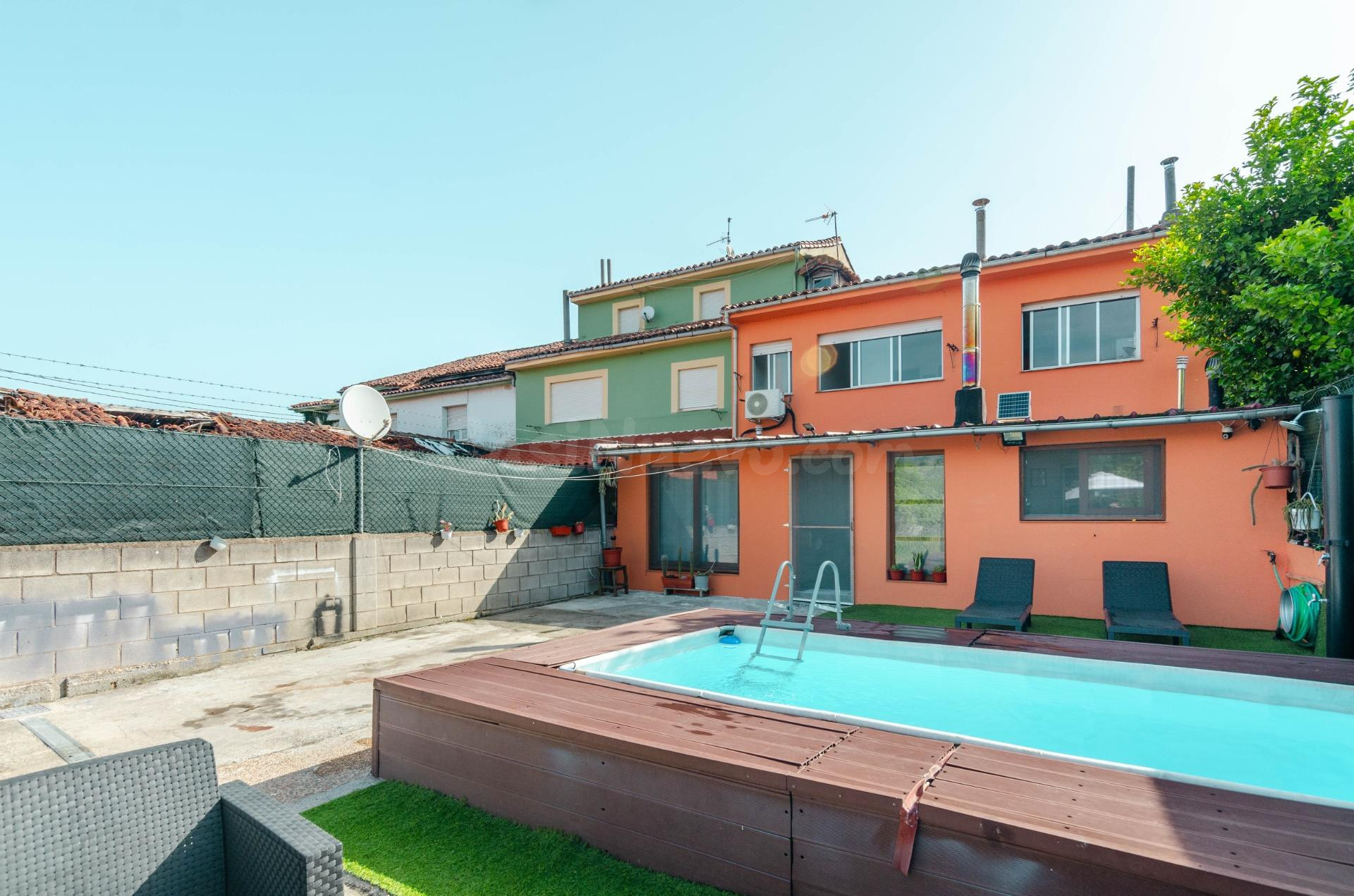 CASA ADOSADA CON PISCINA Y FINCA EN LA MATA, A MENOS DE UN MINUTO DE GRADO