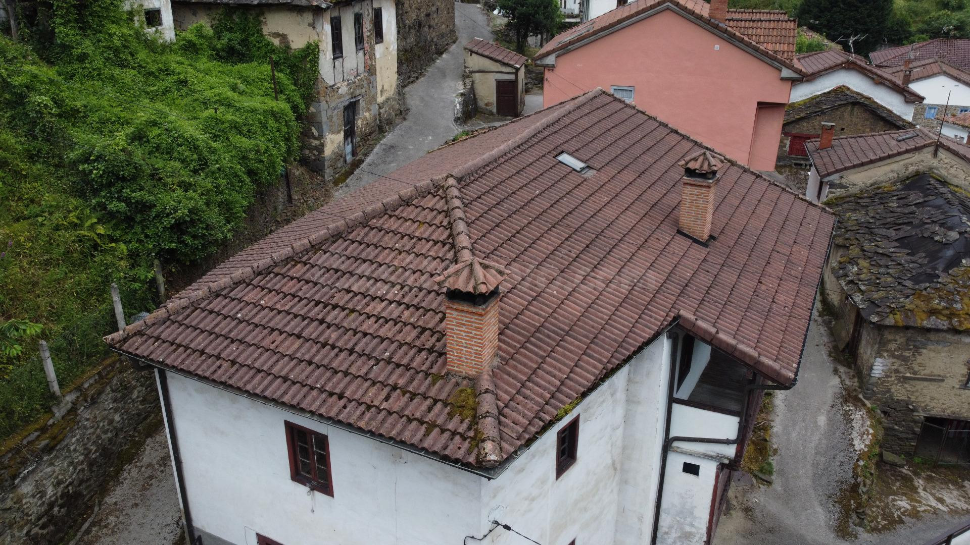 Casa adosada con tejado renovado, 350 m2 construídos con vistas a la montaña