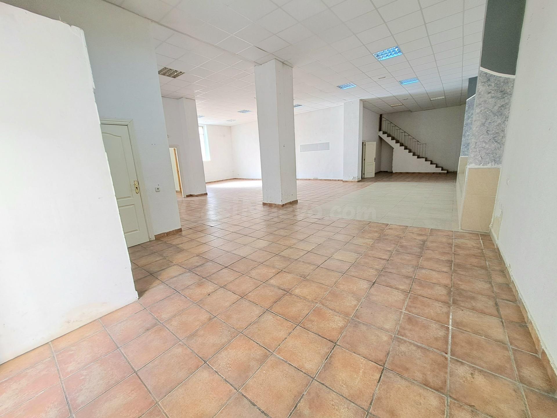Se vende o alquila este local de 267m2 esquinero con dos entradas en la zona Germanies en Carcaixent