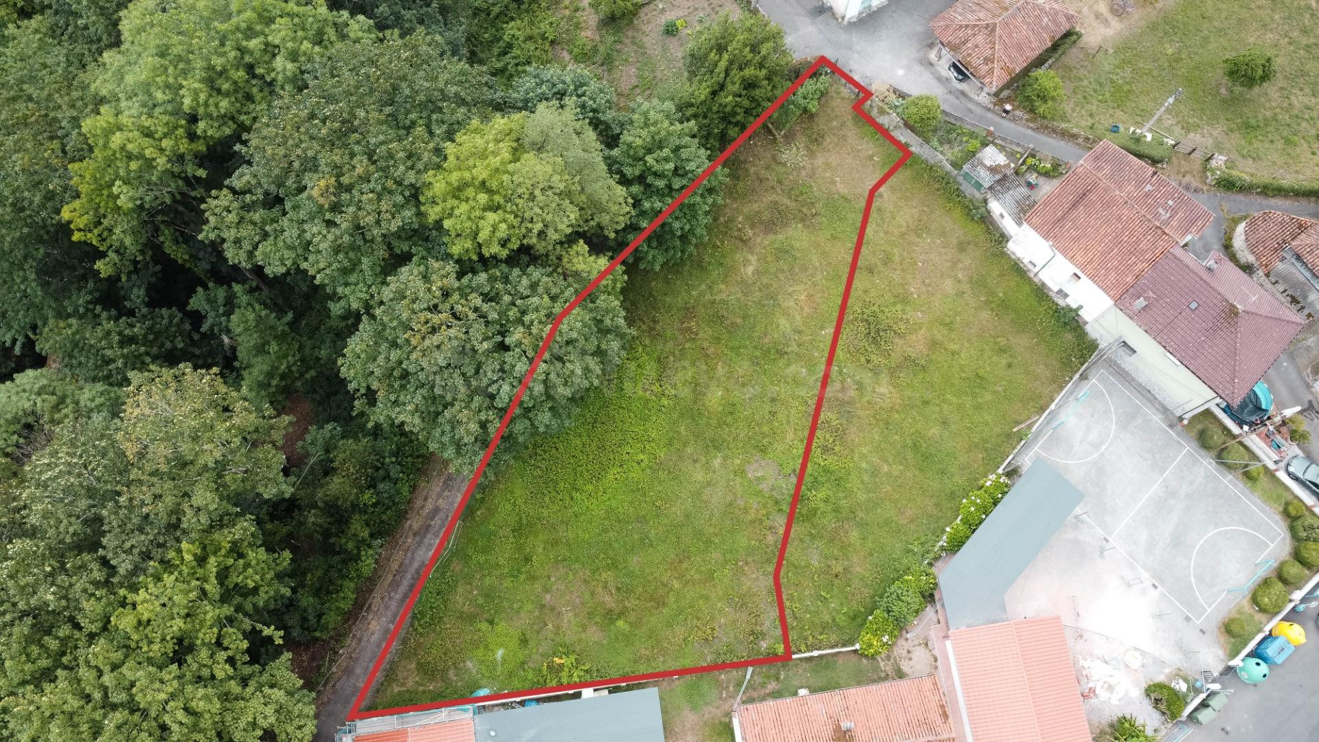 Parcela edificable de 1.024 m2 en Caces Las Caldas
