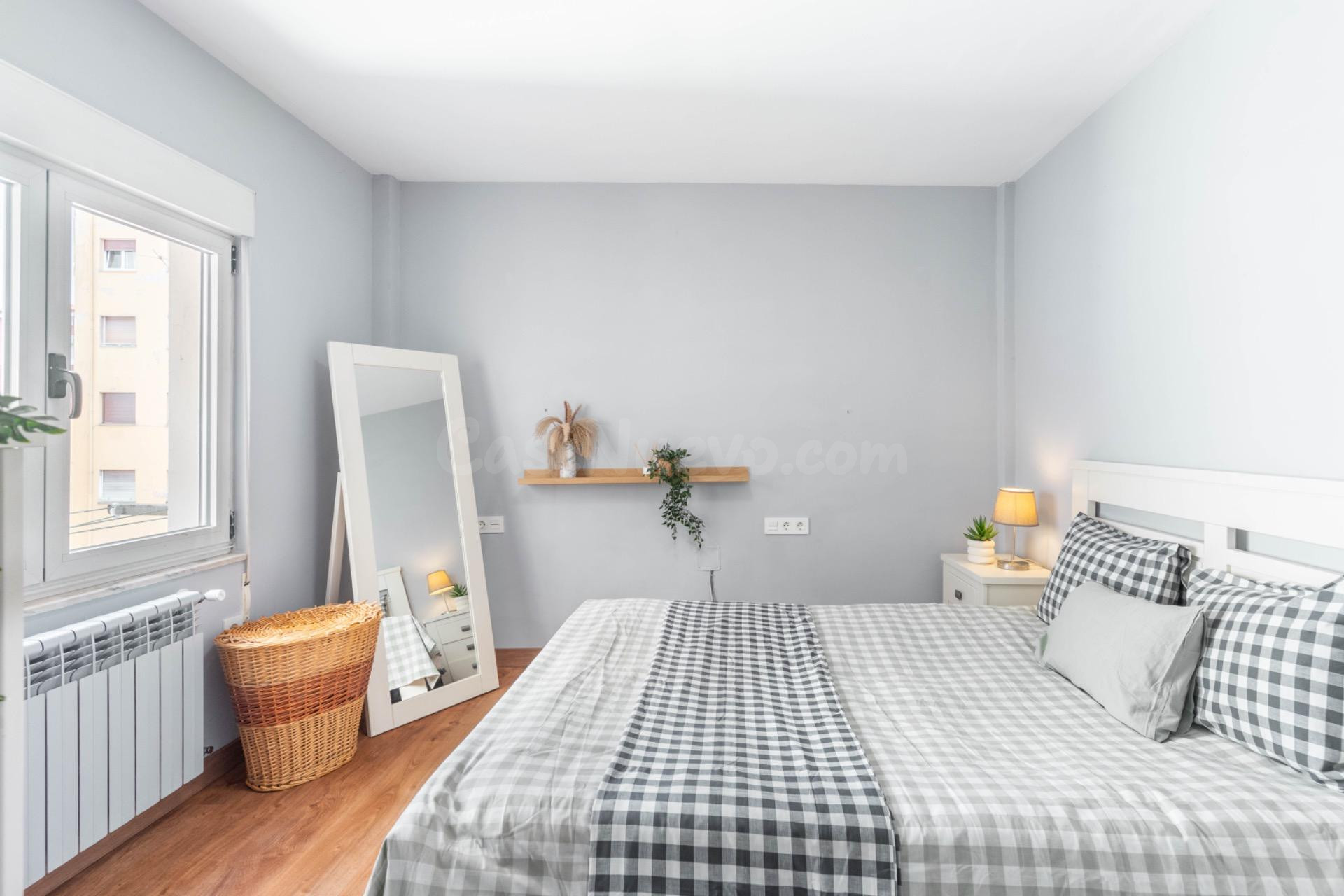 Amplio piso en venta en C/ Ramón Clavería, 36