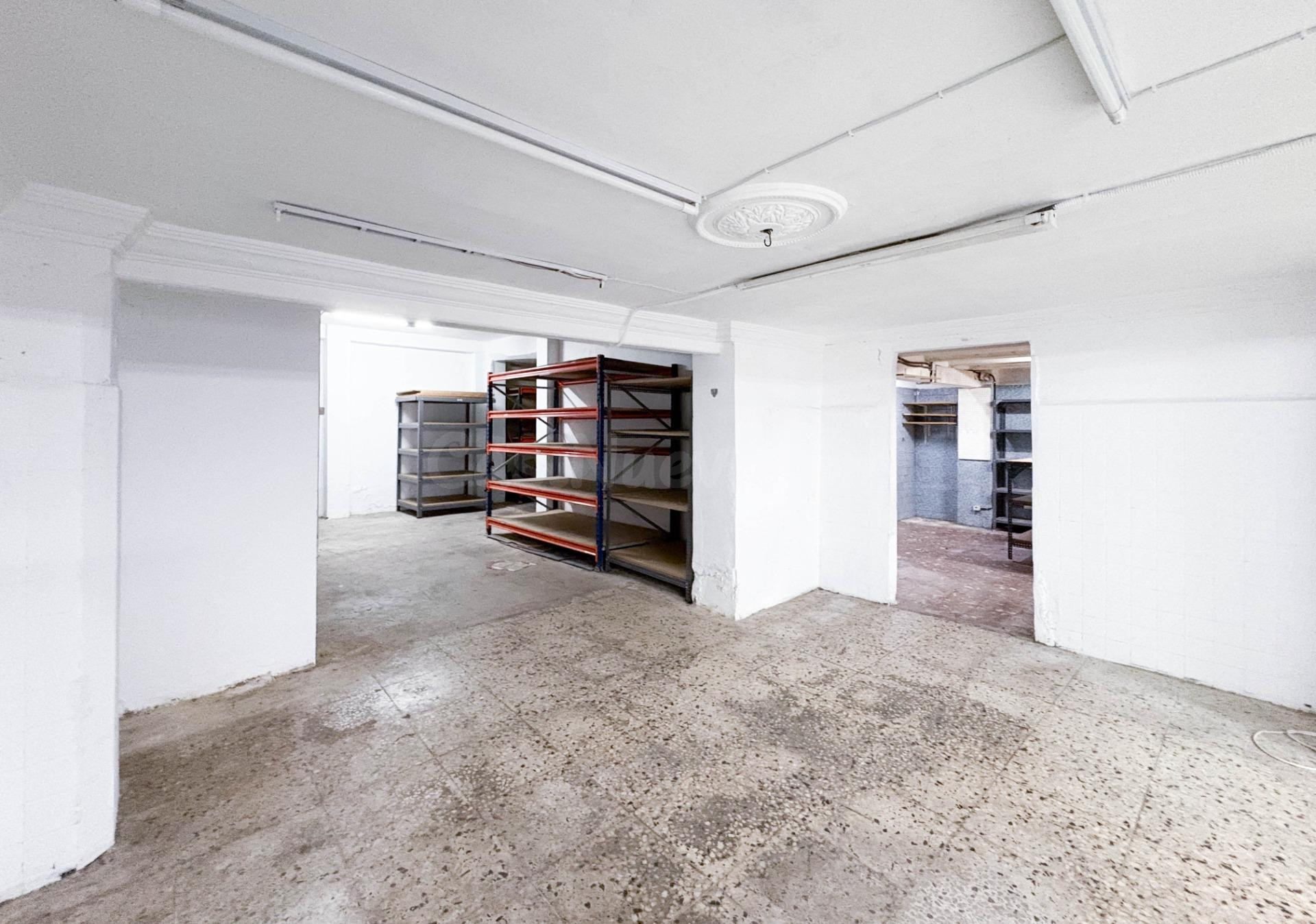 LOCAL COMERCIAL EN CALLE DENIA CON ALTILLO, ALTAS DE LUZ Y DE AGUA Y PERSIANA AUTOMATICA