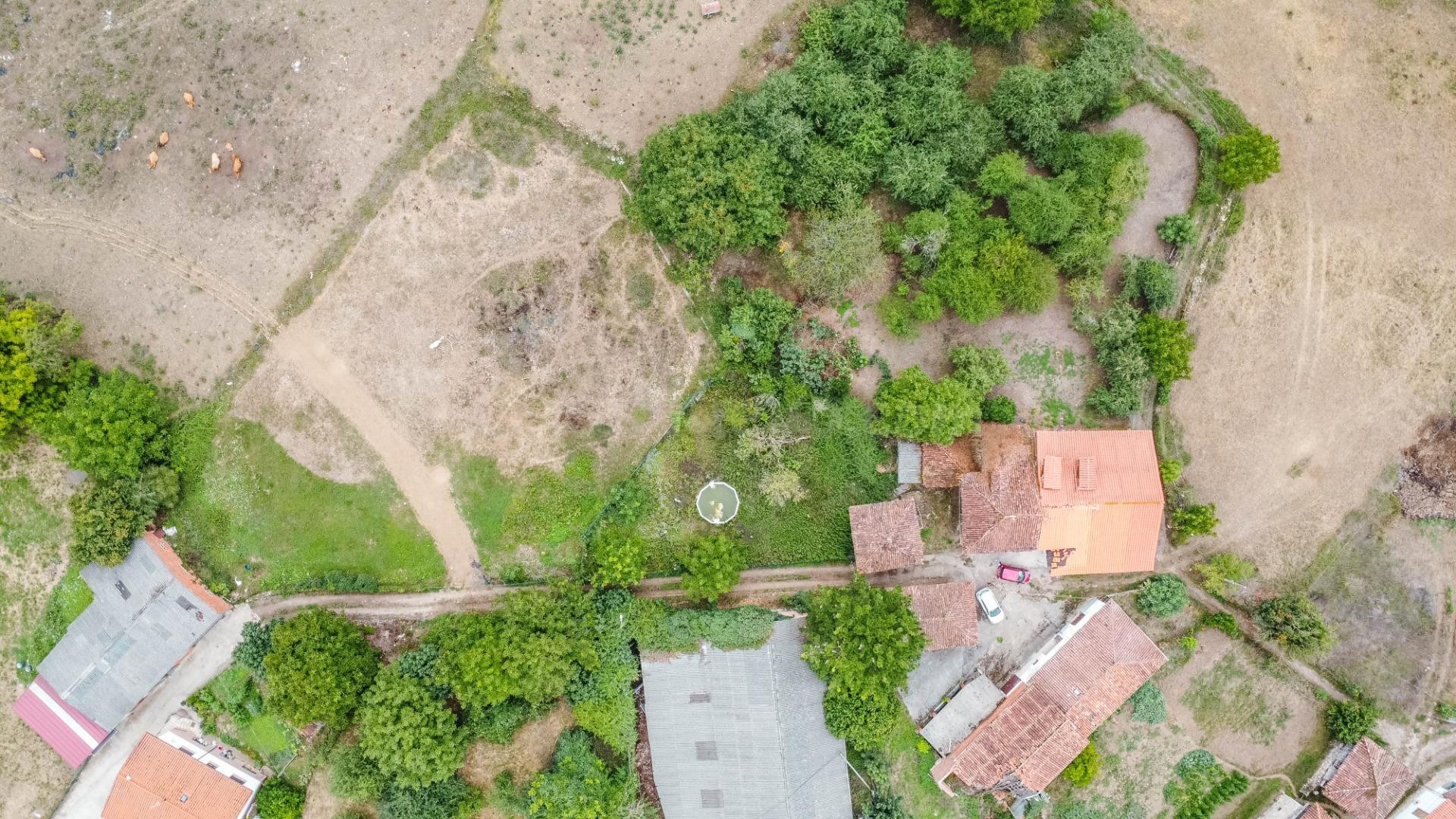 Casa con hórreo y finca edificable en Godán