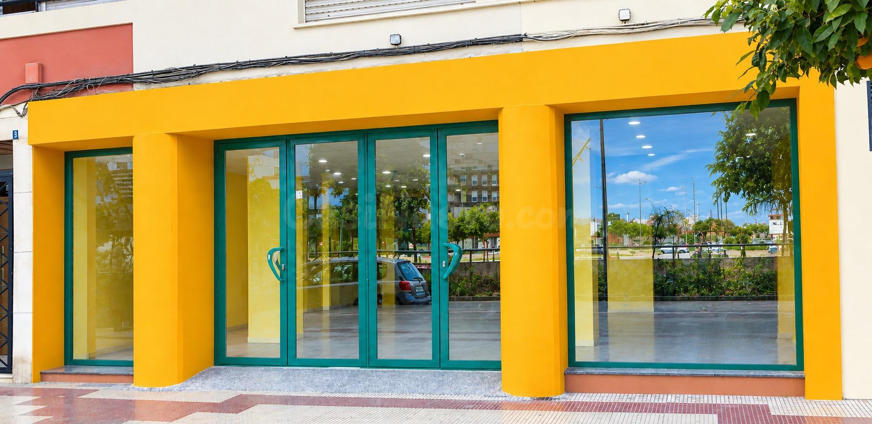 Amplio Local Comercial en venta o alquiler en Alzira - Zona Plaça Generalitat!