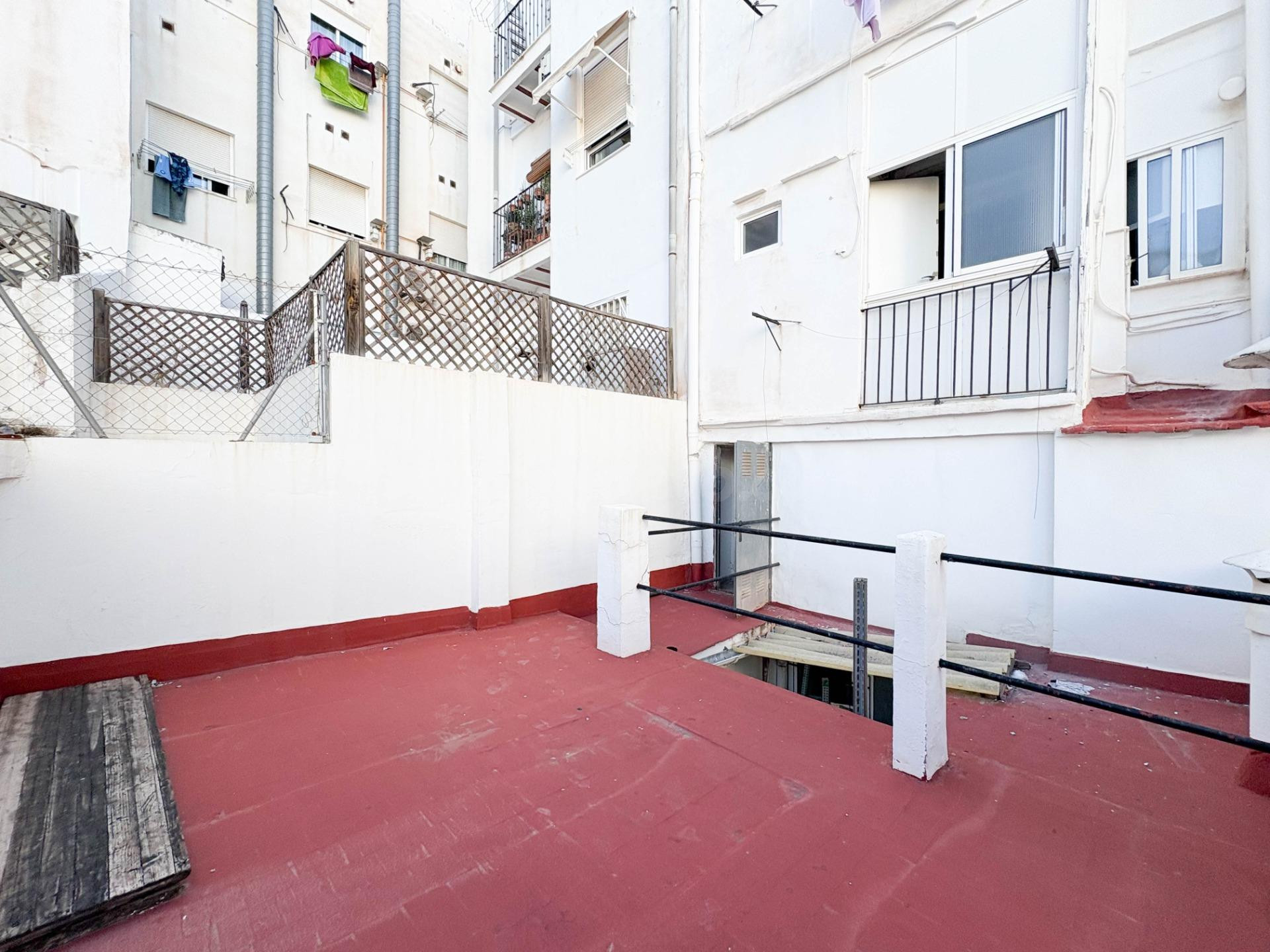 LOCAL COMERCIAL EN CALLE DENIA CON ALTILLO Y TERRAZA, ALTAS DE AGUA Y LUZ DADAS Y PERSIANA ATOMATICA